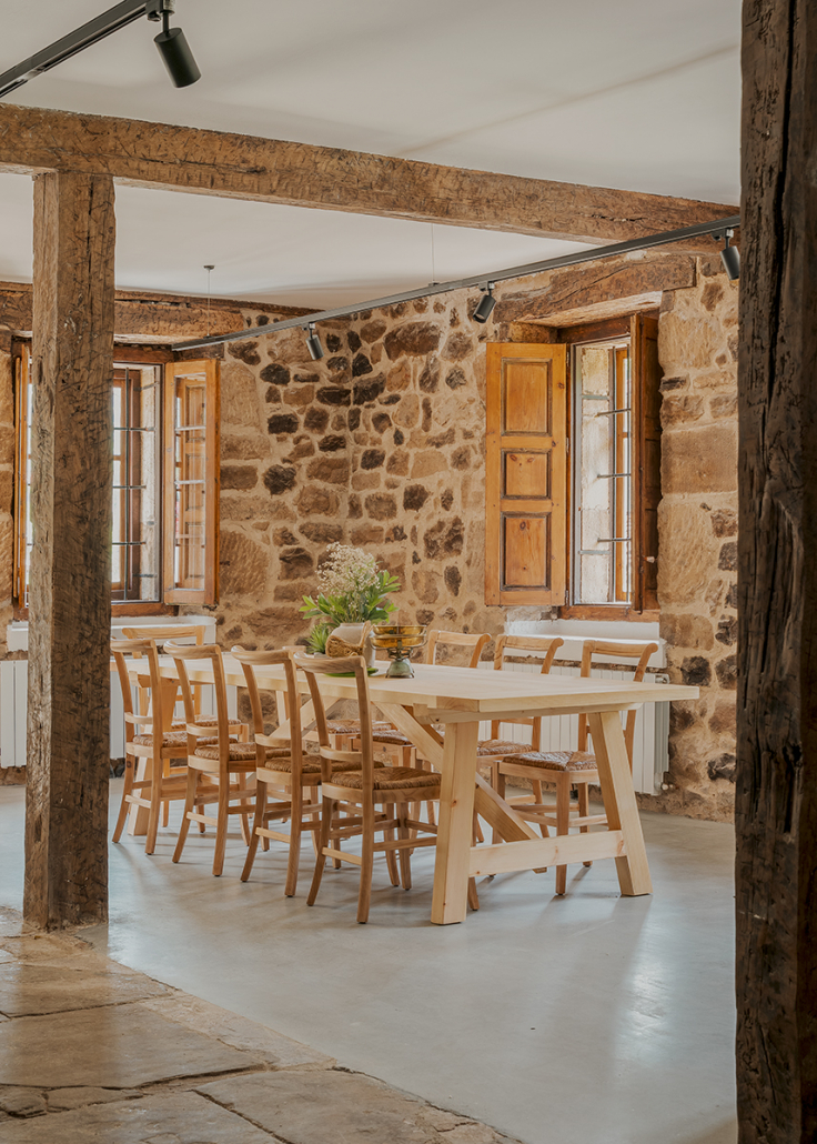 salle à manger avec poutres et murs pierres maison de village rénovée Espagne salle à manger avec poutres et murs pierres maison de village rénovée Espagne