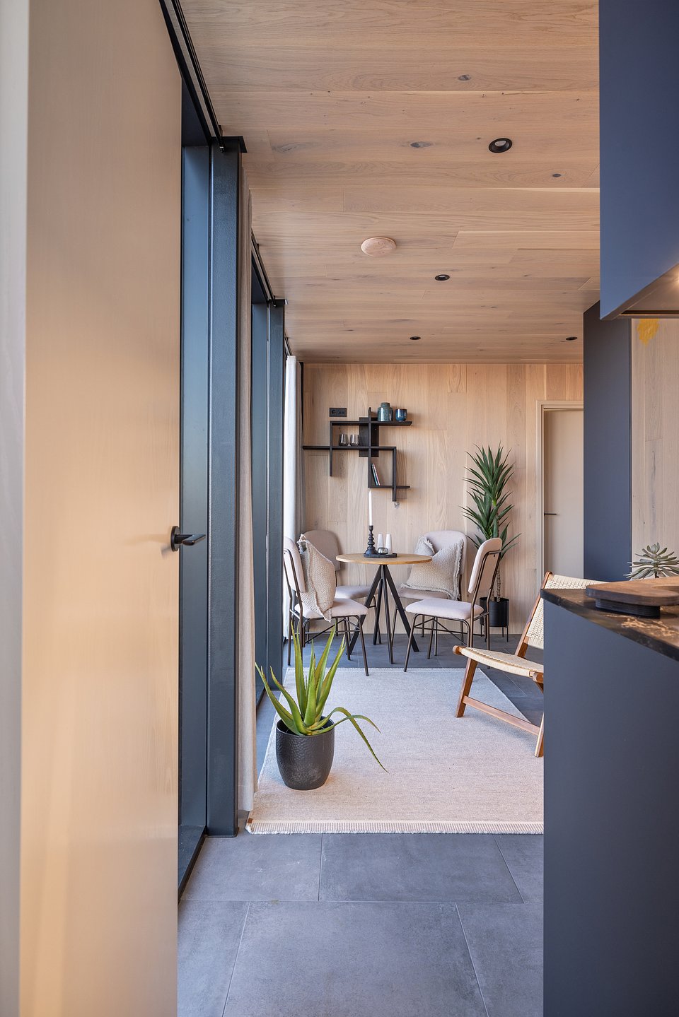 cuisine et salle à manger petite maison miroir de 41m2 par ÖÖD cuisine et salle à manger petite maison miroir de 41m2 par ÖÖD