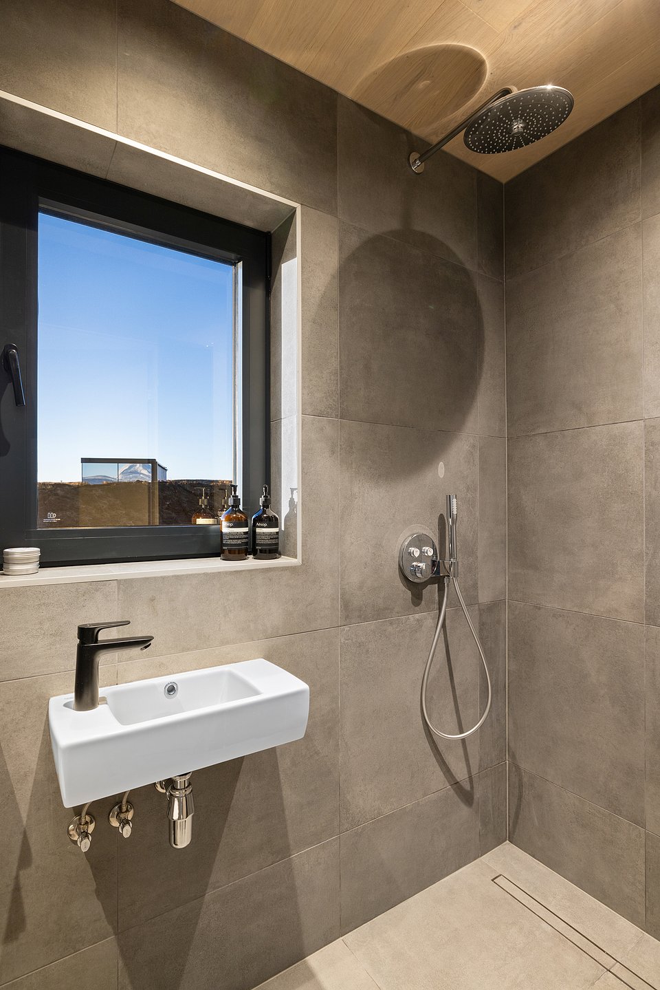 salle de bain design grise The Big Monolith House par ÖÖD salle de bain design grise The Big Monolith House par ÖÖD