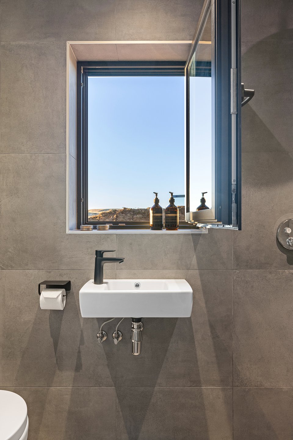 salle de bain grise design The Big Monolith House par ÖÖD salle de bain grise design The Big Monolith House par ÖÖD