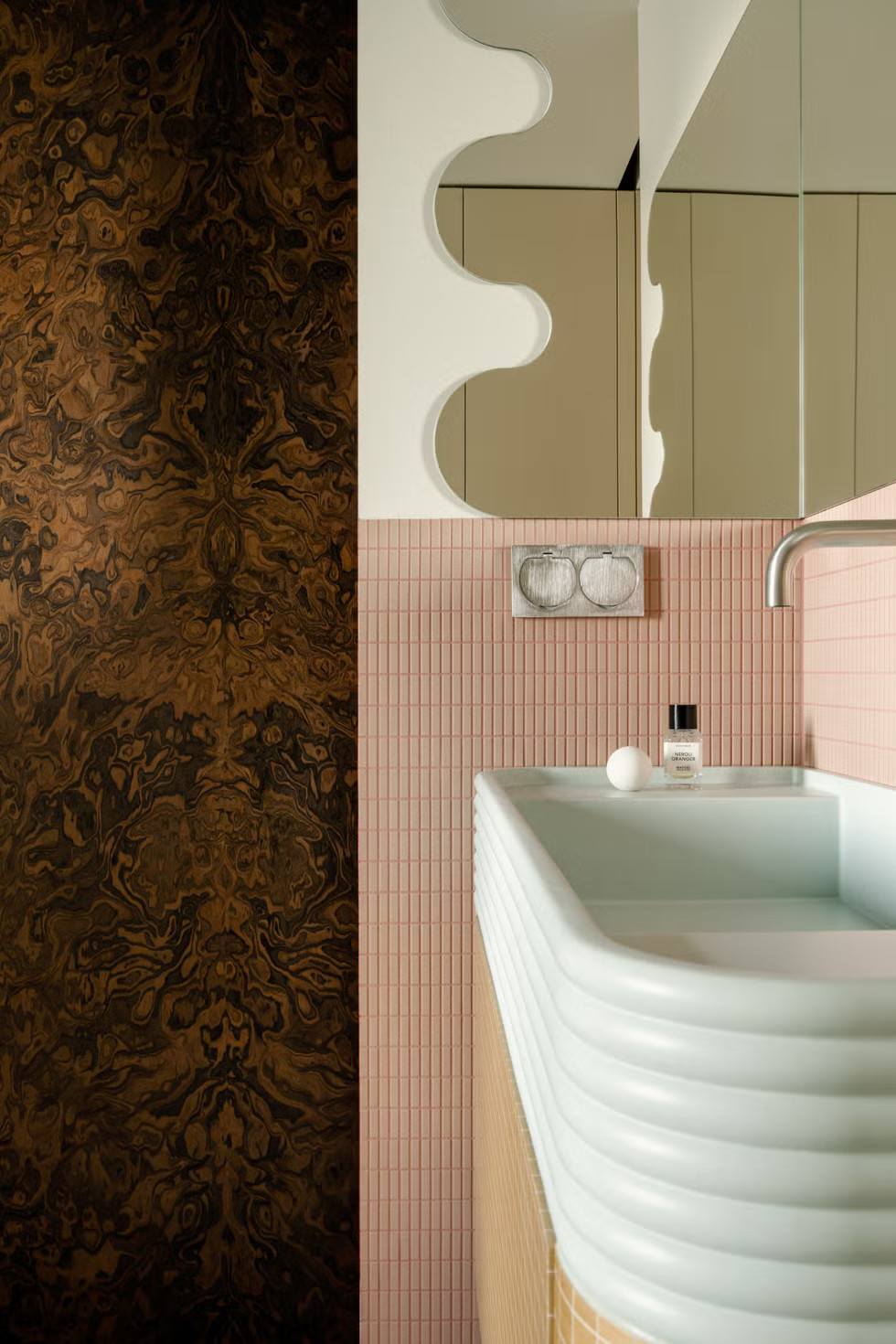 salle de bain carrelage rose