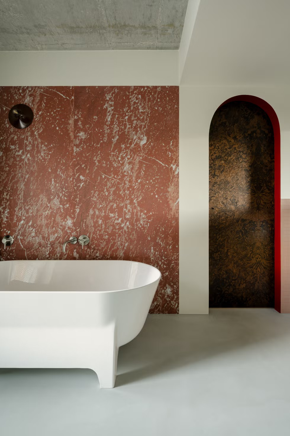 salle de bain contemporaine marbre rouge