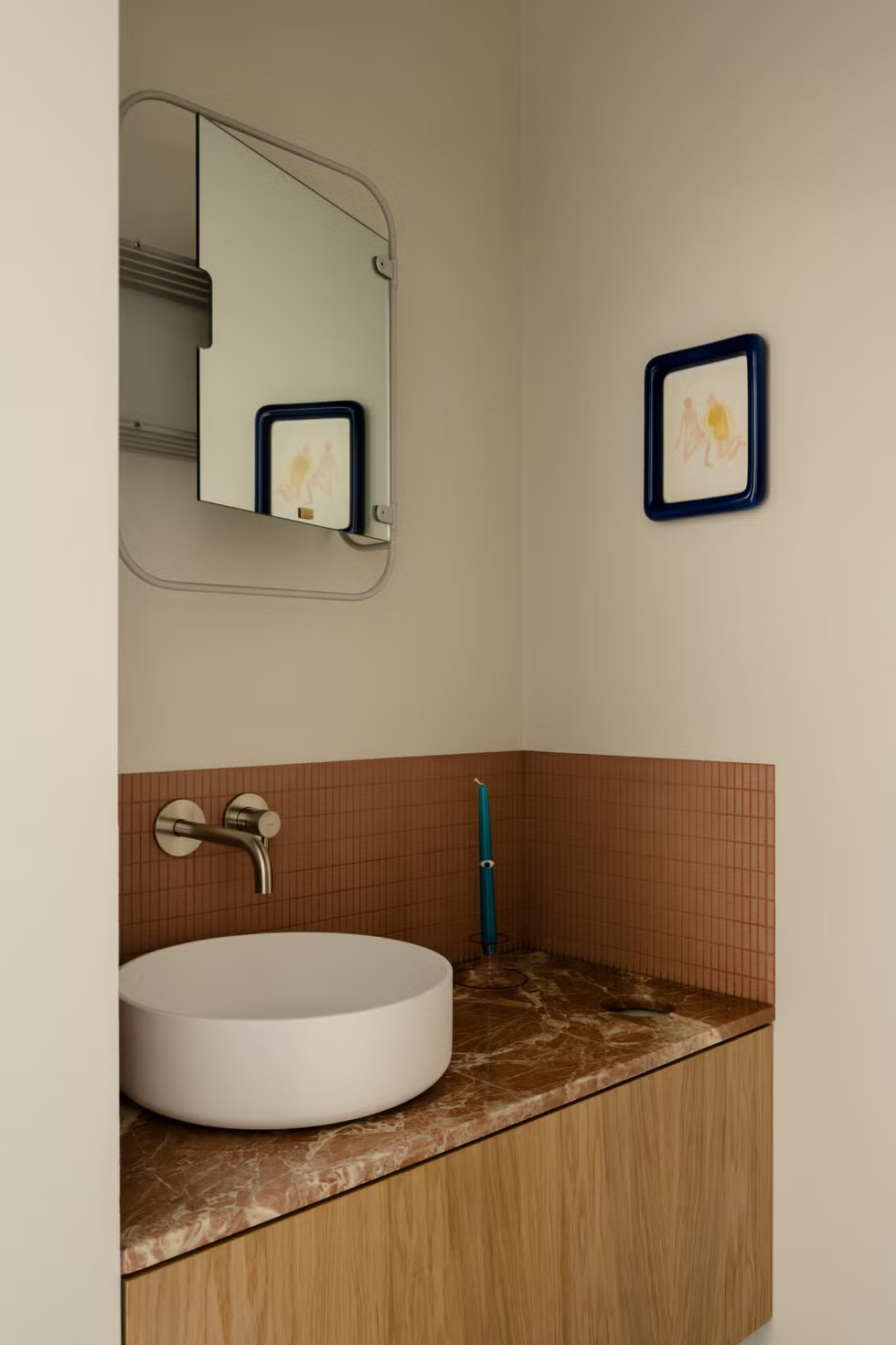 salle de bain bois et marbre rouge