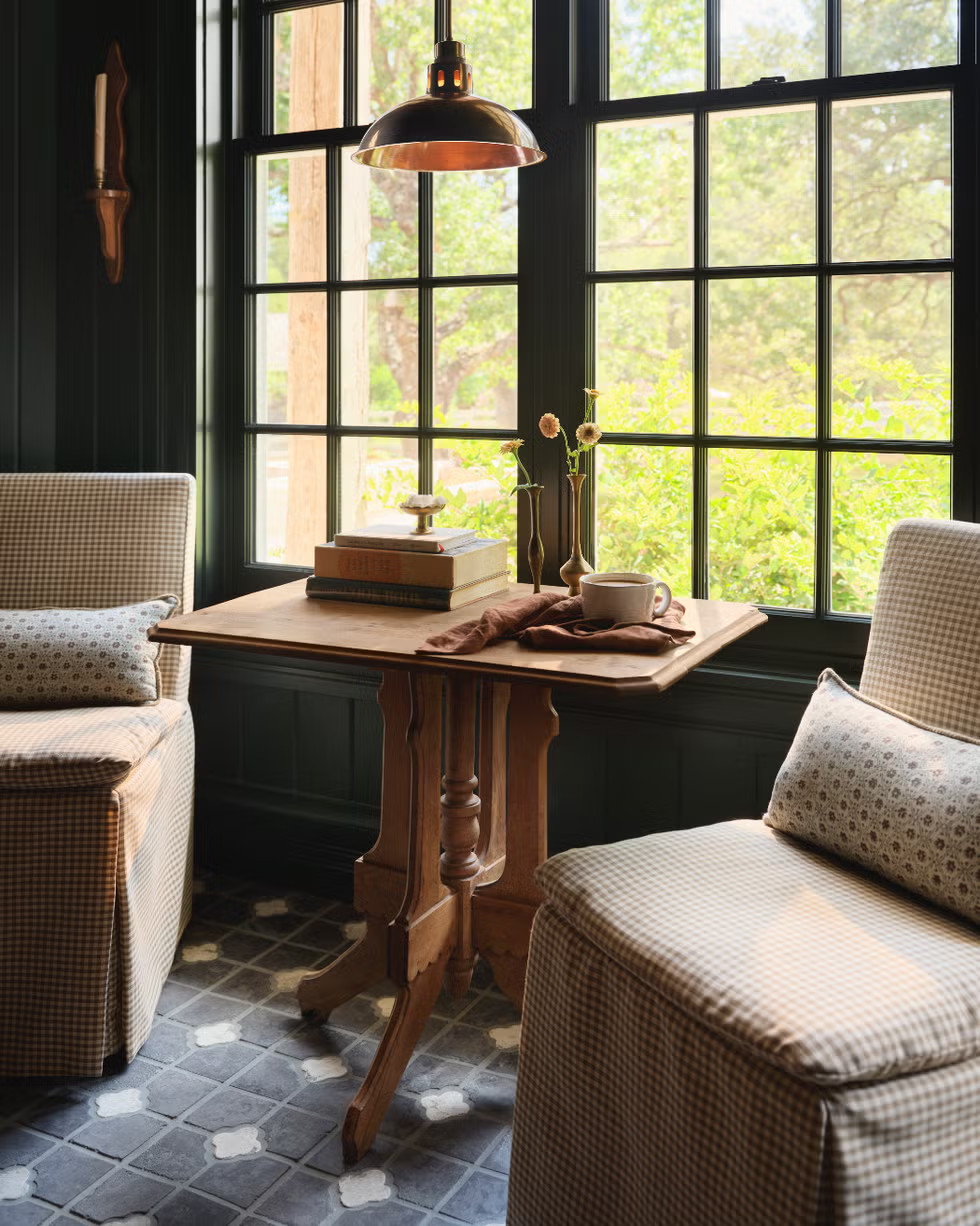 table sous fenêtres par Joanna Gaines Mini Reni table sous fenêtres par Joanna Gaines Mini Reni