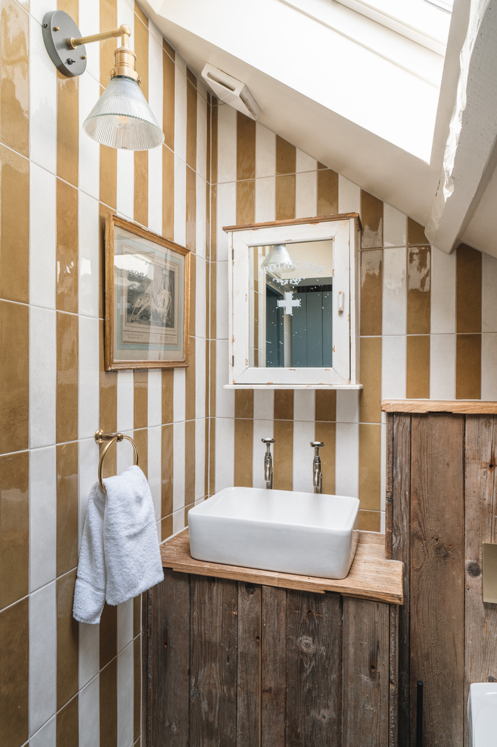 salle de bain rustique mansardée avec fenêtre de toit salle de bain rustique mansardée avec fenêtre de toit