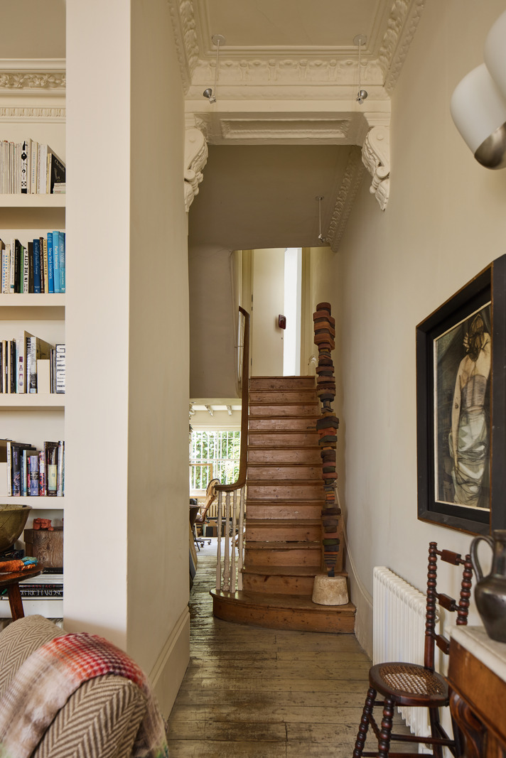entrée avec escalier bois appartement Notting Hill décoration vintage entrée avec escalier bois appartement Notting Hill décoration vintage
