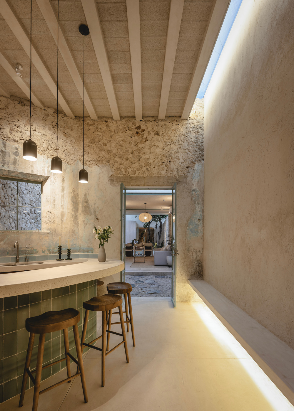 cuisine murs en pierres anciennes maison de ville avec piscine Vistalcielo Merida Mexique