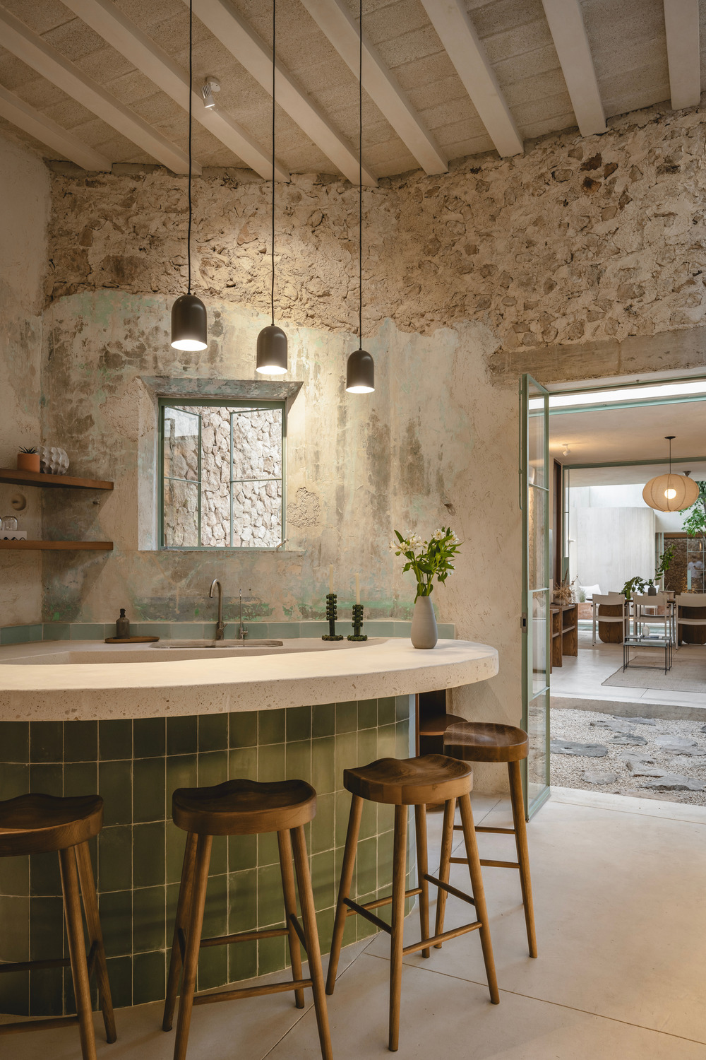 cuisine murs en pierres anciennes maison de ville avec piscine Vistalcielo Merida Mexique