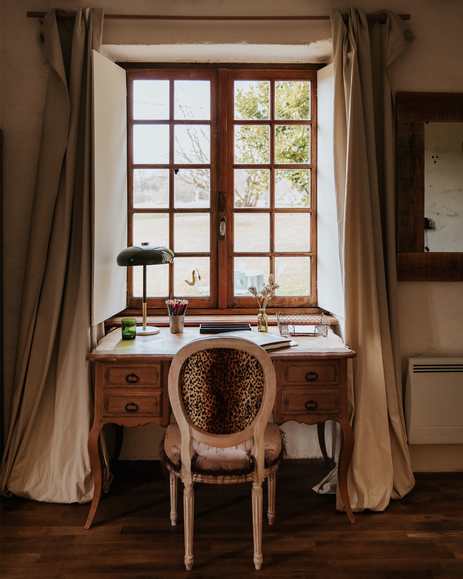 bureau rustique sous fenêtre la Petite Grange des Vignes Dordogne bureau rustique sous fenêtre la Petite Grange des Vignes Dordogne