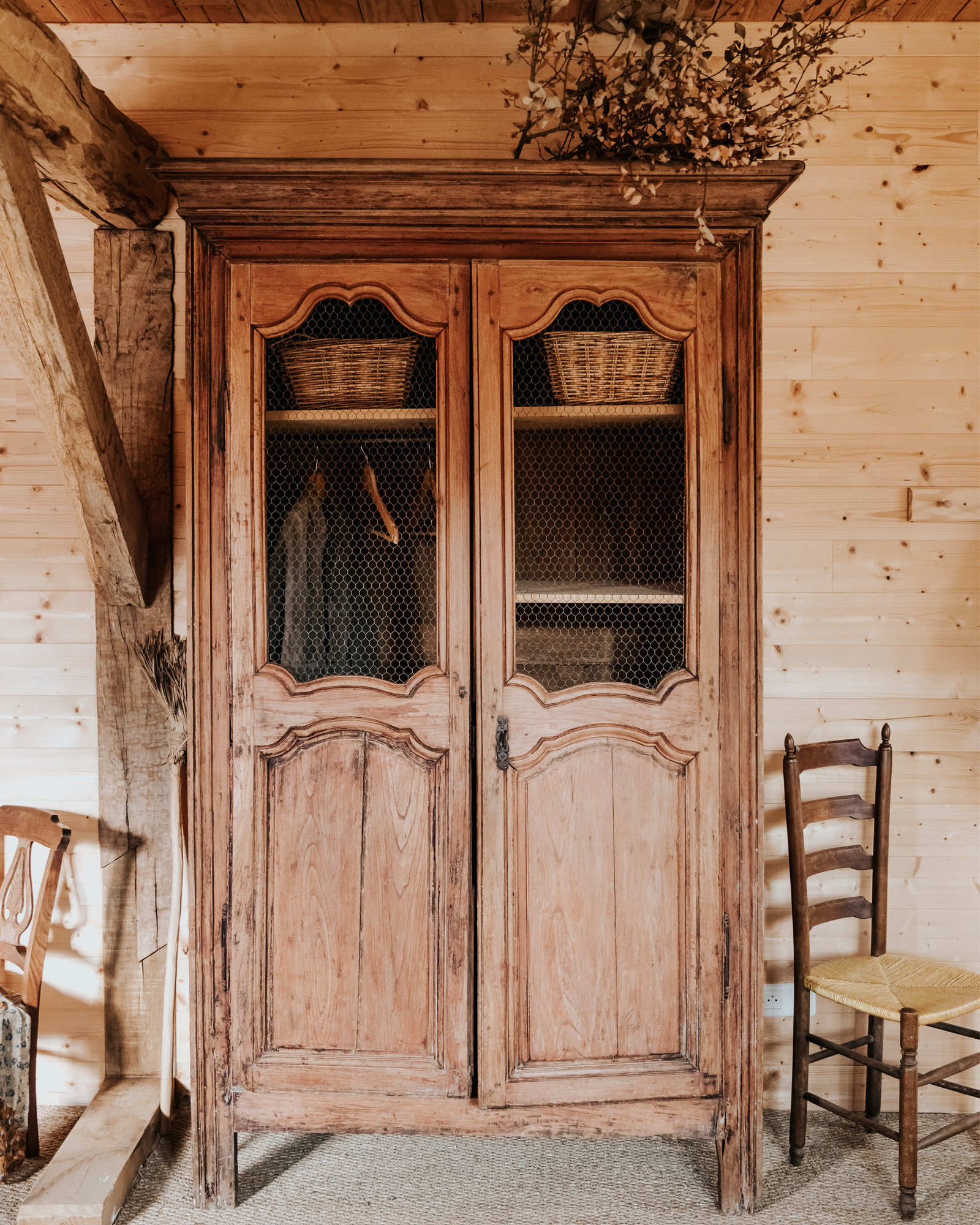 armoire ancienne rustique la Petite Grange des Vignes Dordogne armoire ancienne rustique la Petite Grange des Vignes Dordogne