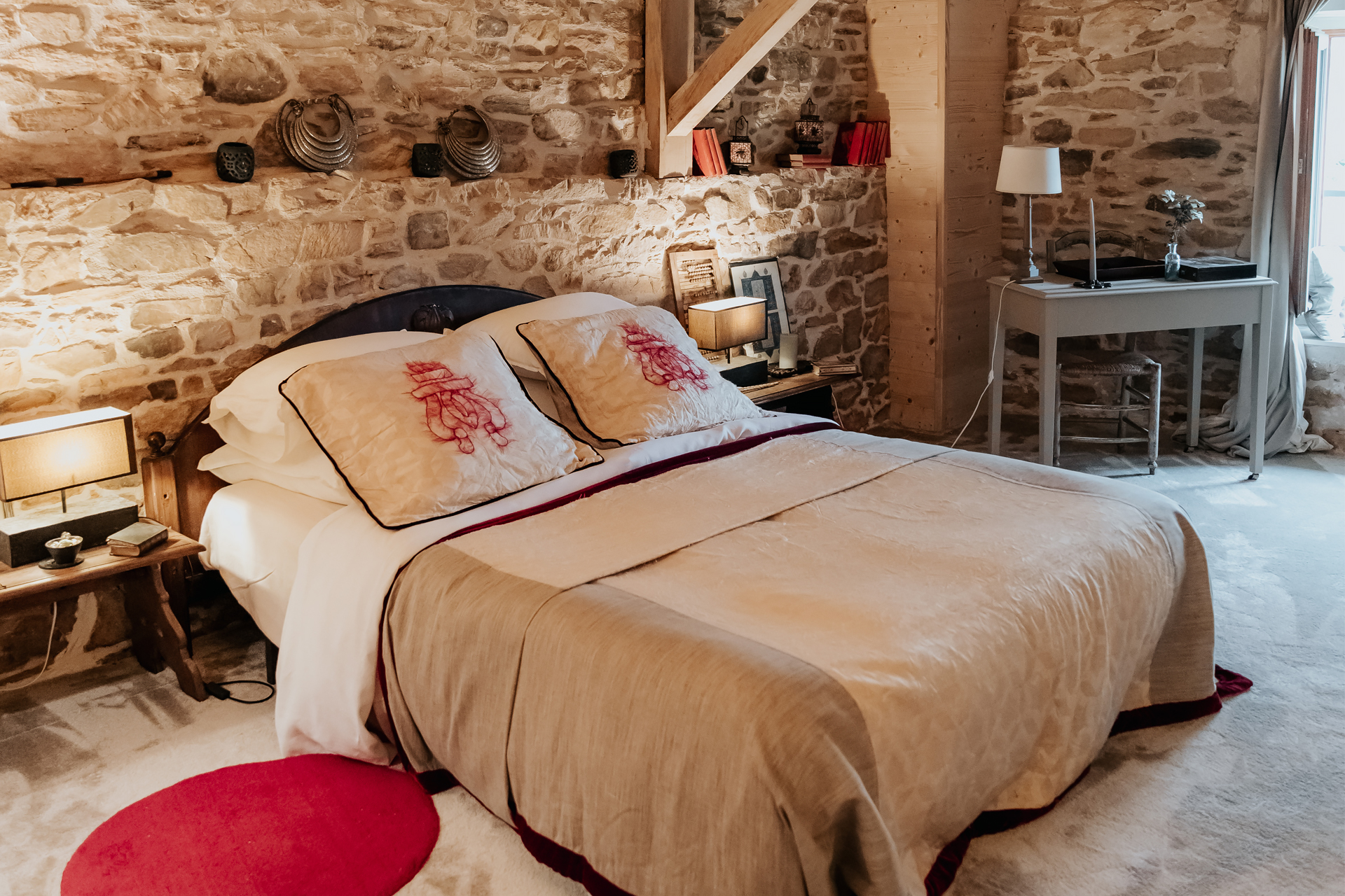 chambre mur en pierres la Petite Grange des Vignes Dordogne chambre mur en pierres la Petite Grange des Vignes Dordogne