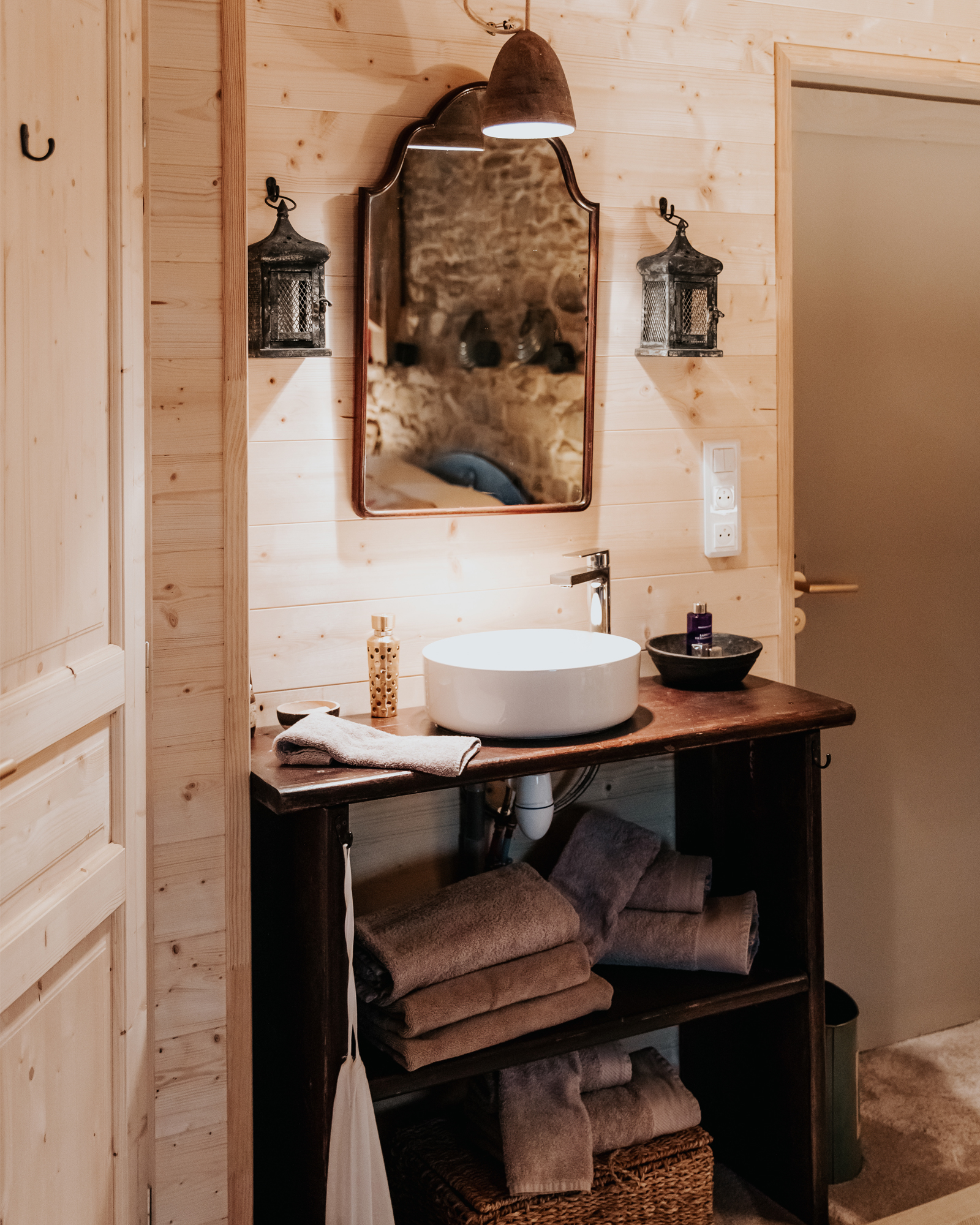 salle de bain mur bois la Petite Grange des Vignes Dordogne salle de bain mur bois la Petite Grange des Vignes Dordogne