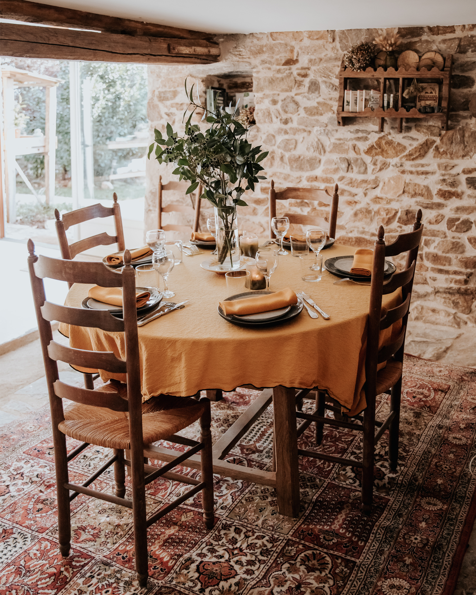 salle à manger maison de campagne en pierres la Petite Grange des Vignes Dordogne salle à manger maison de campagne en pierres la Petite Grange des Vignes Dordogne
