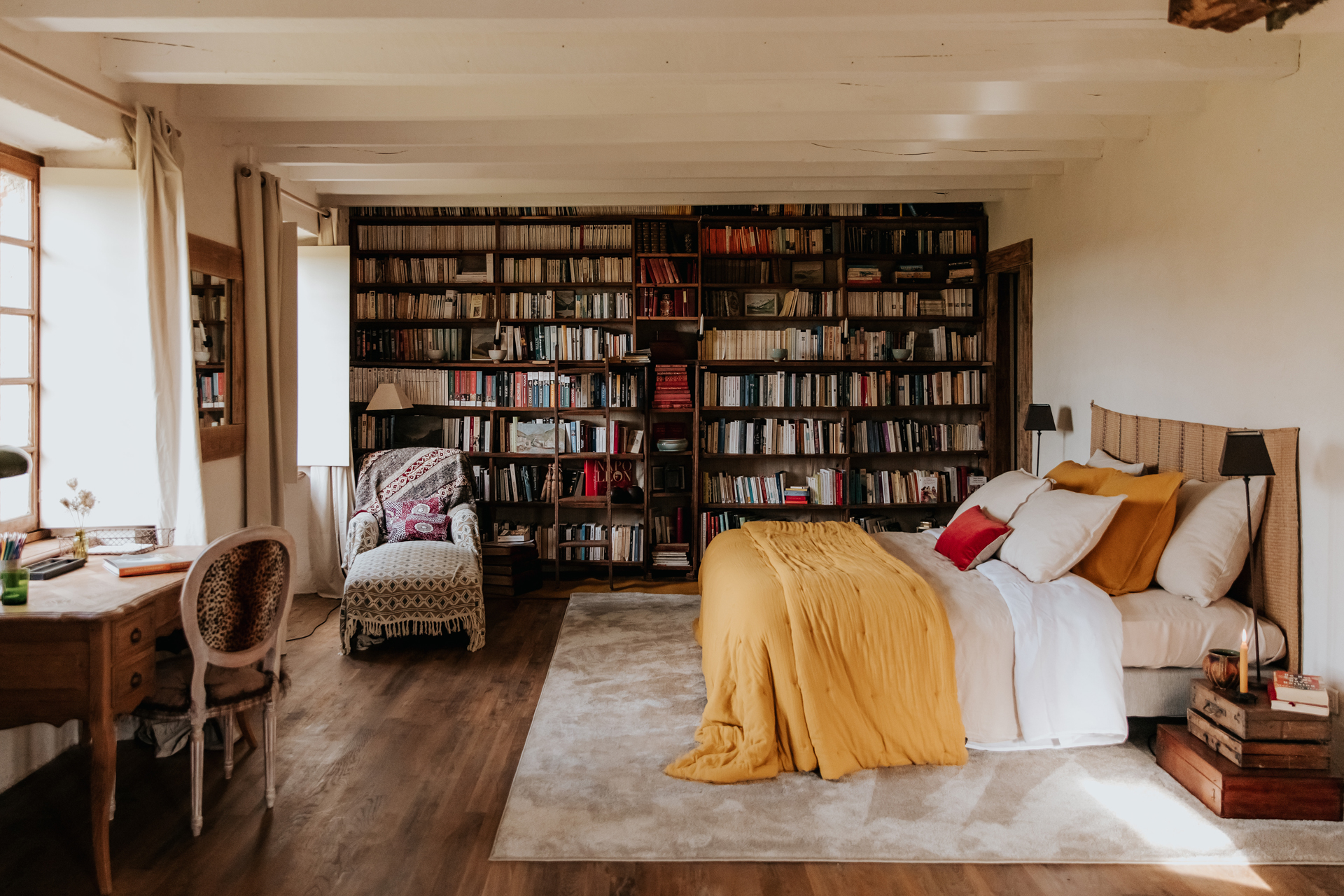 chambre avec bibliothèque la Petite Grange des Vignes Dordogne chambre avec bibliothèque la Petite Grange des Vignes Dordogne