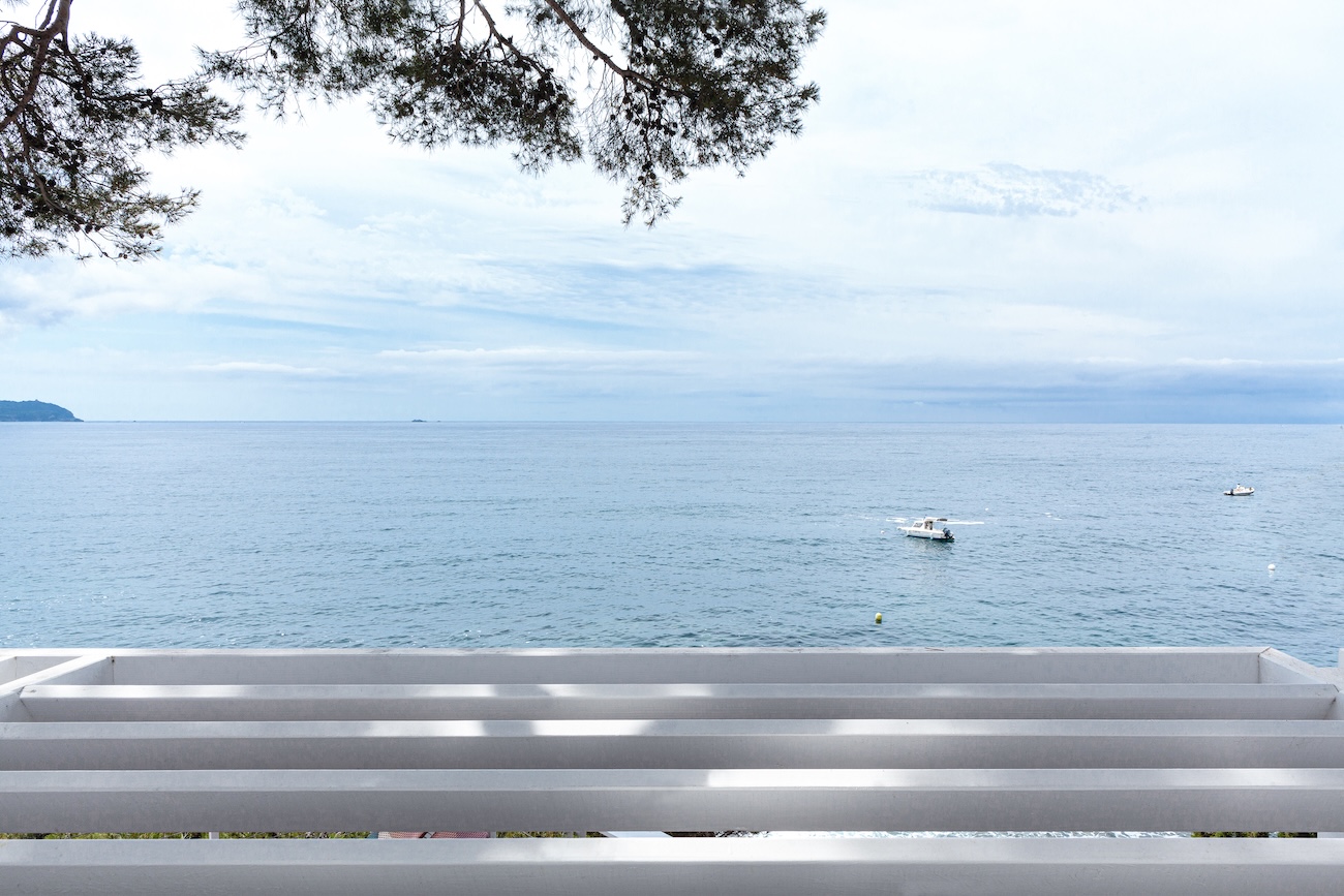 terrasse avec pergola blanche vue mer