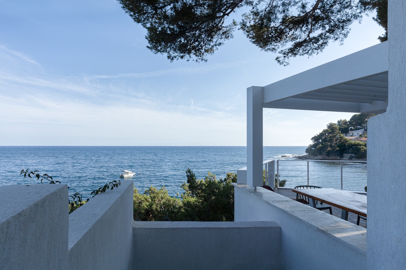 terrasse avec pergola blanche vue mer