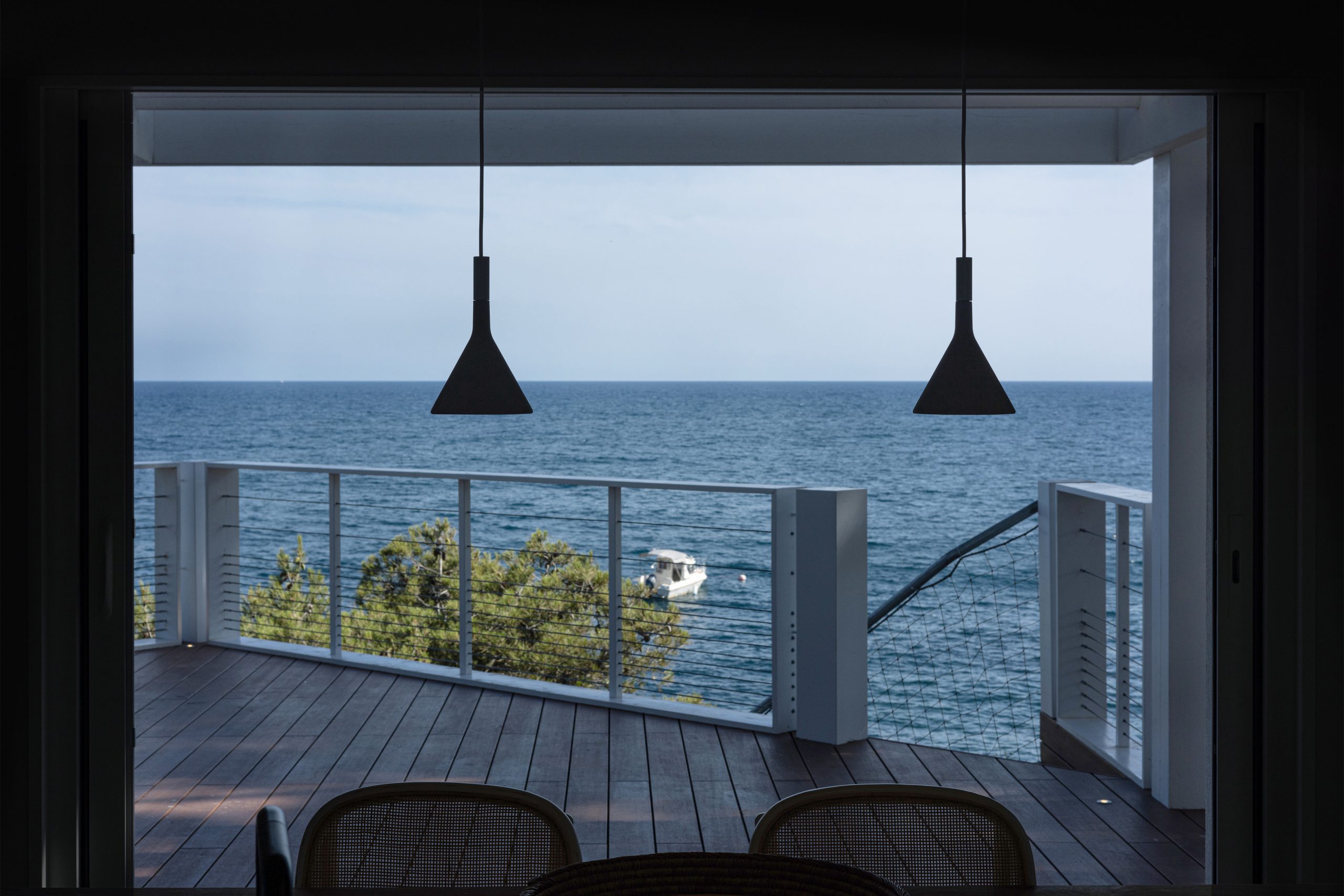 terrasse avec pergola blanche vue mer