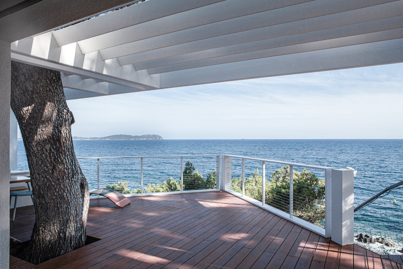 terrasse avec pergola blanche vue mer