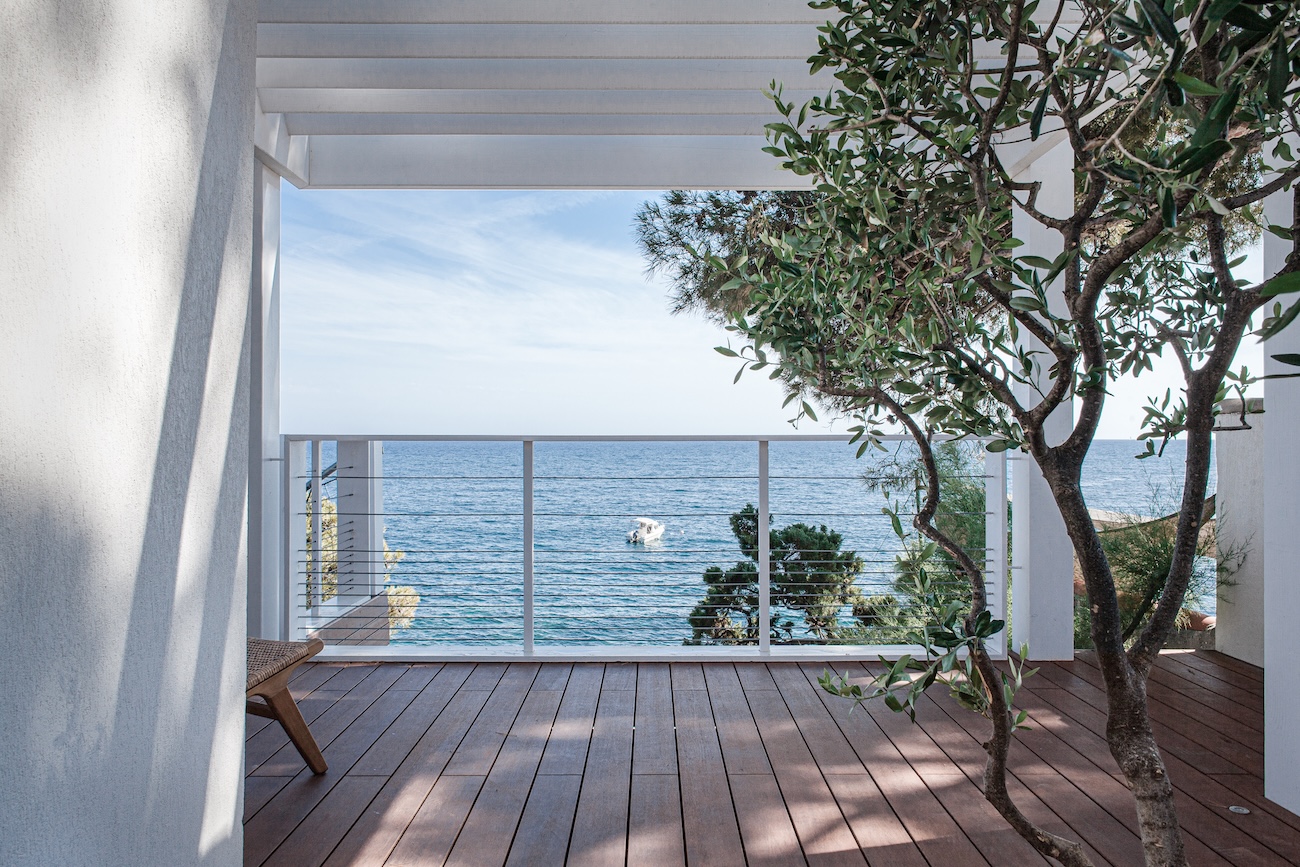 terrasse avec pergola blanche vue mer
