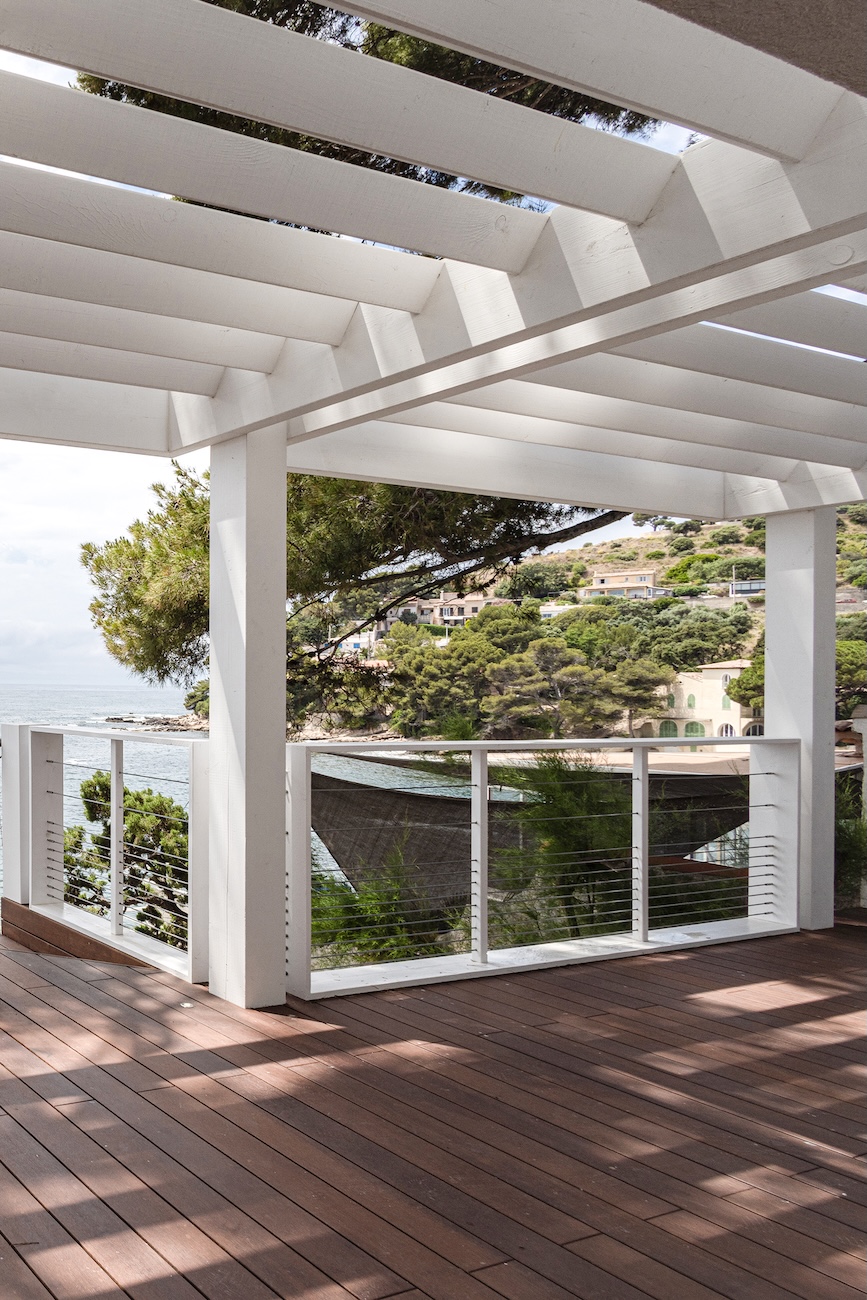 terrasse avec pergola blanche vue mer