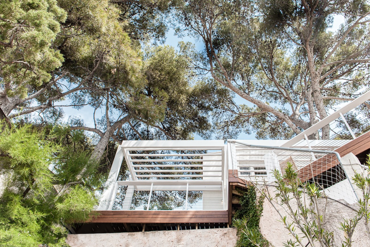 terrasse avec pergola blanche vue mer
