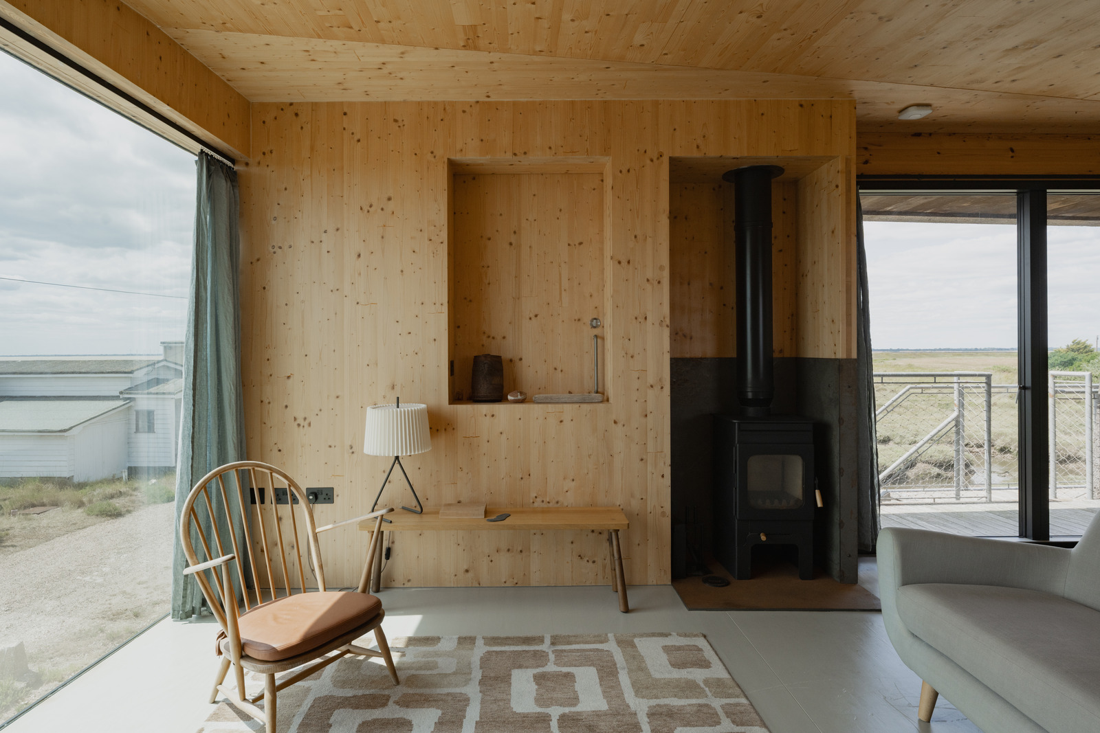 salon avec poêle maison en bois Redshank salon avec poêle maison en bois Redshank