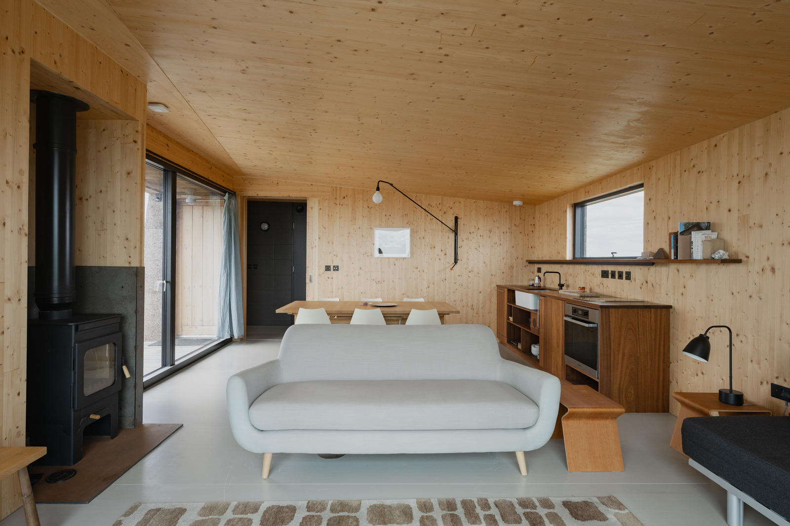 salon avec poêle maison en bois Redshank salon avec poêle maison en bois Redshank