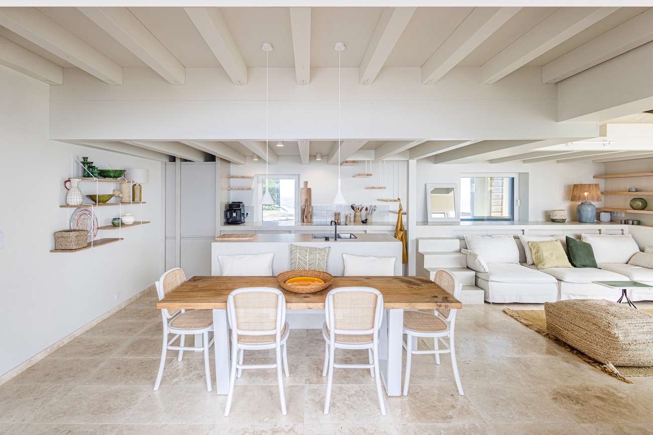 cuisine salle à manger et salon maison bord de mer 46m2 Méditerranée
