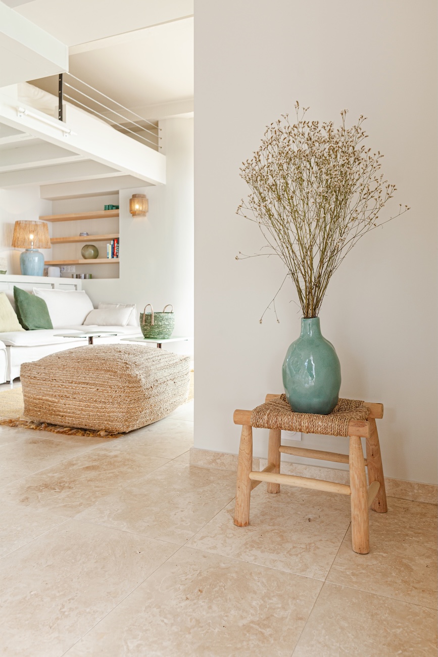salon avec poutres maison bord de mer 46m2 Méditerranée