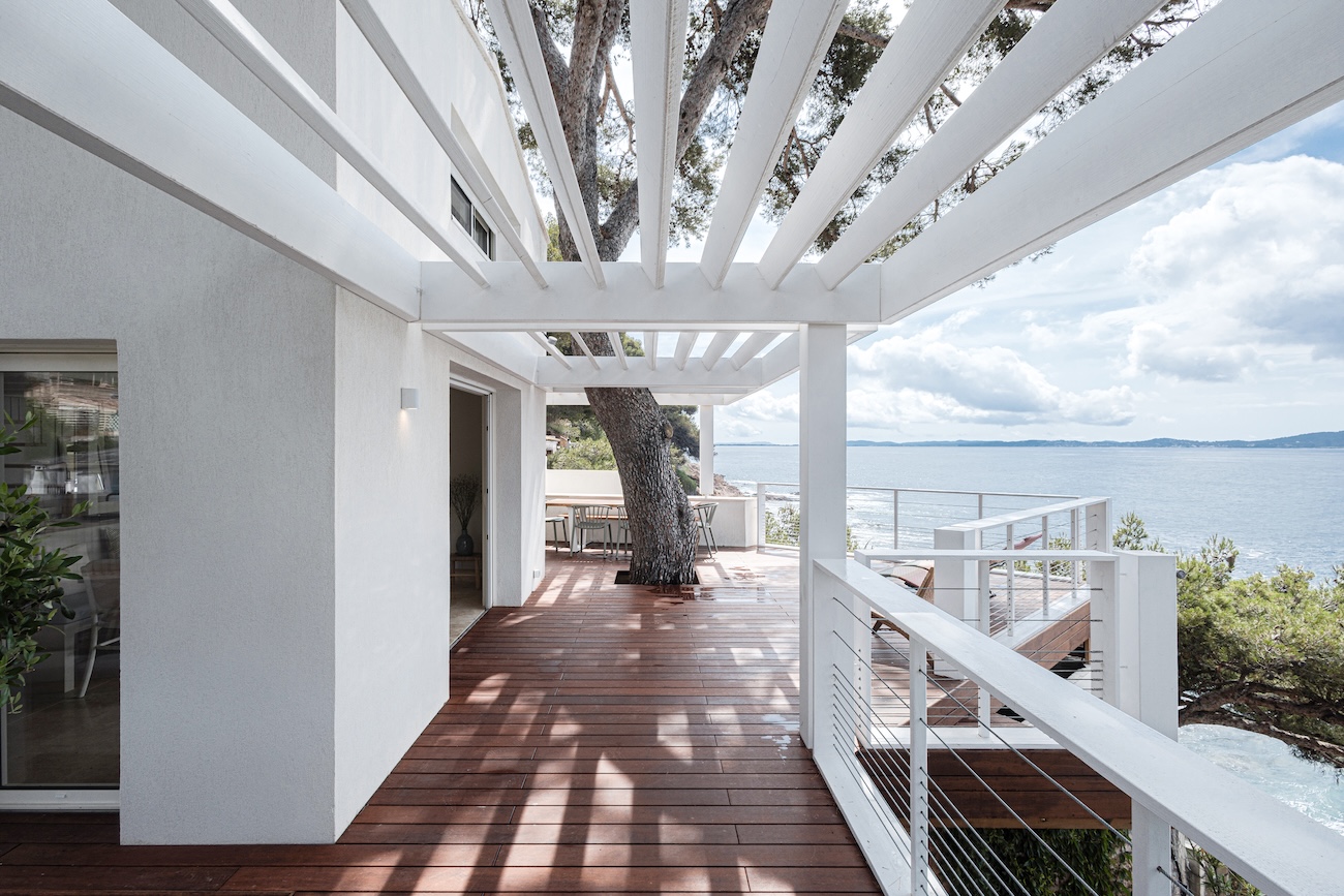 terrasse avec pergola blanche vue mer
