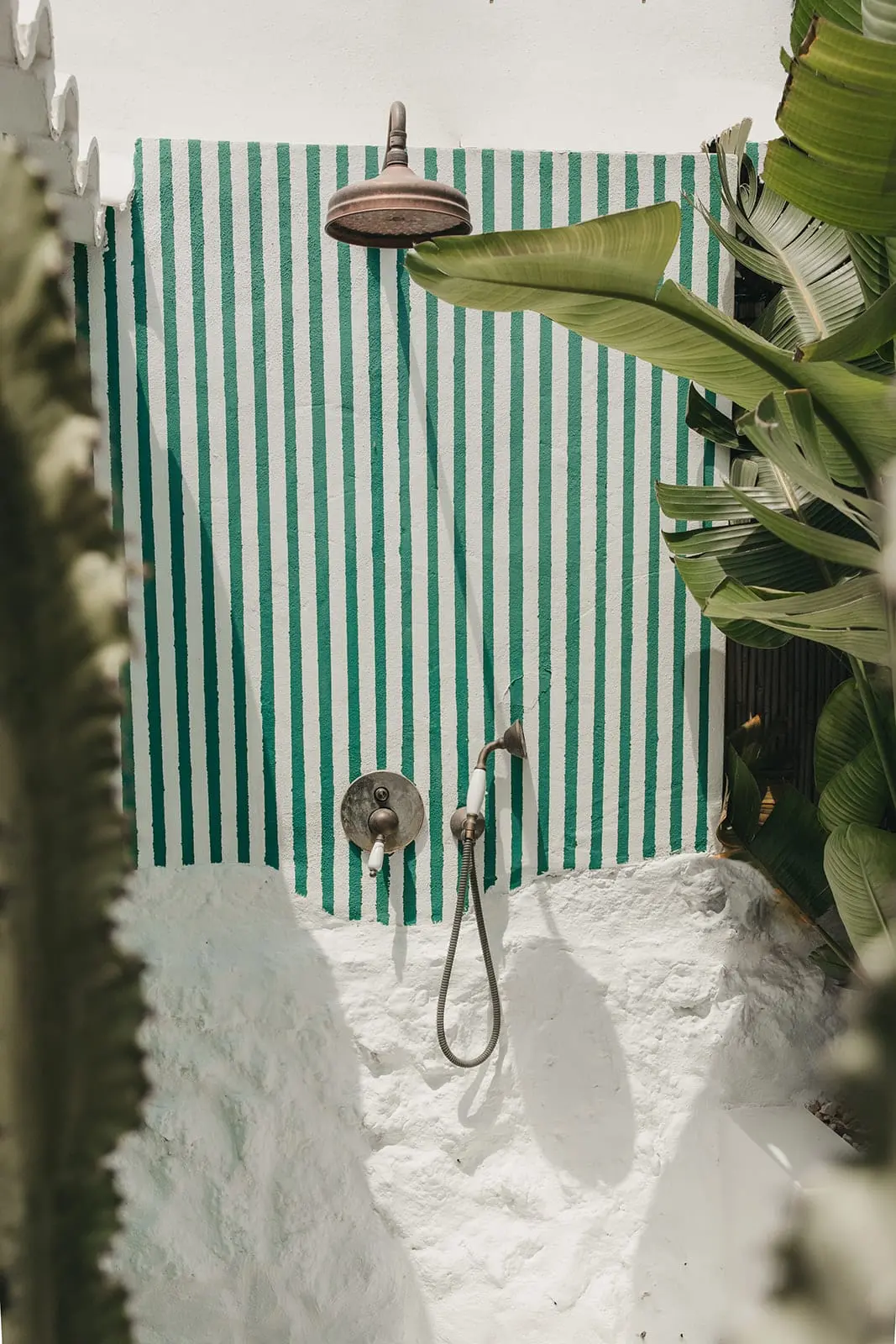 douche extérieure dans jardin maison de ville avec piscine Minorque douche extérieure dans jardin maison de ville avec piscine Minorque