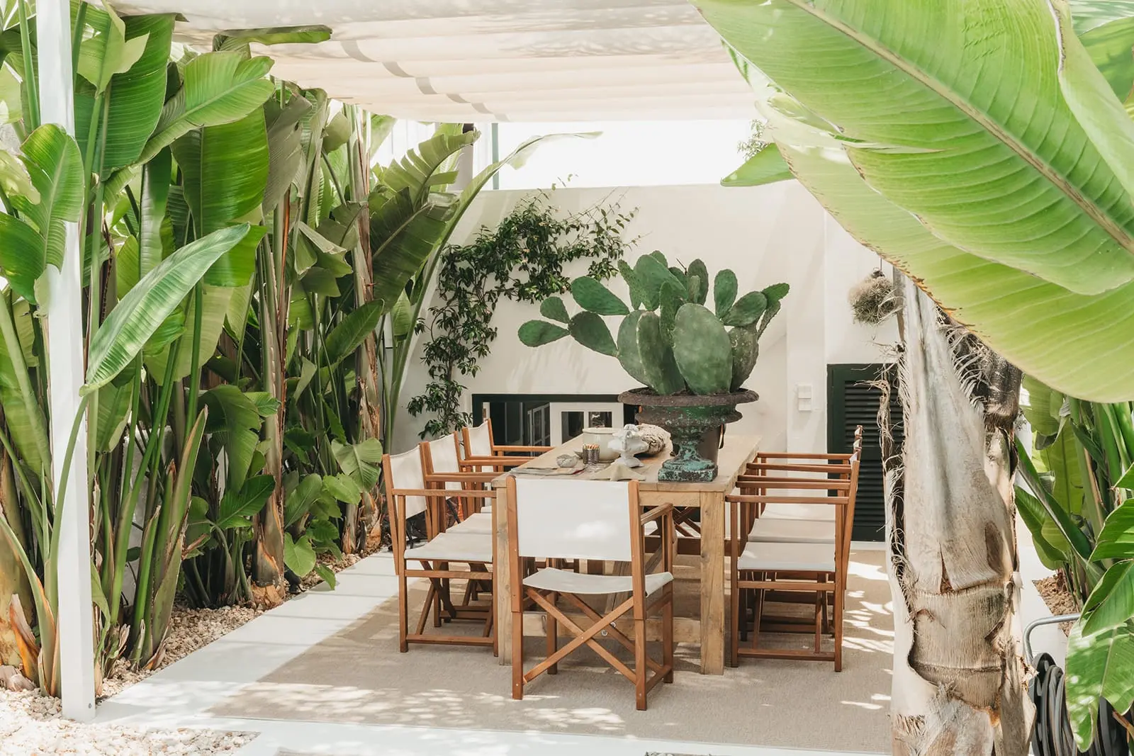 terrasse avec pergola dans jardin maison de ville avec piscine Minorque terrasse avec pergola dans jardin maison de ville avec piscine Minorque