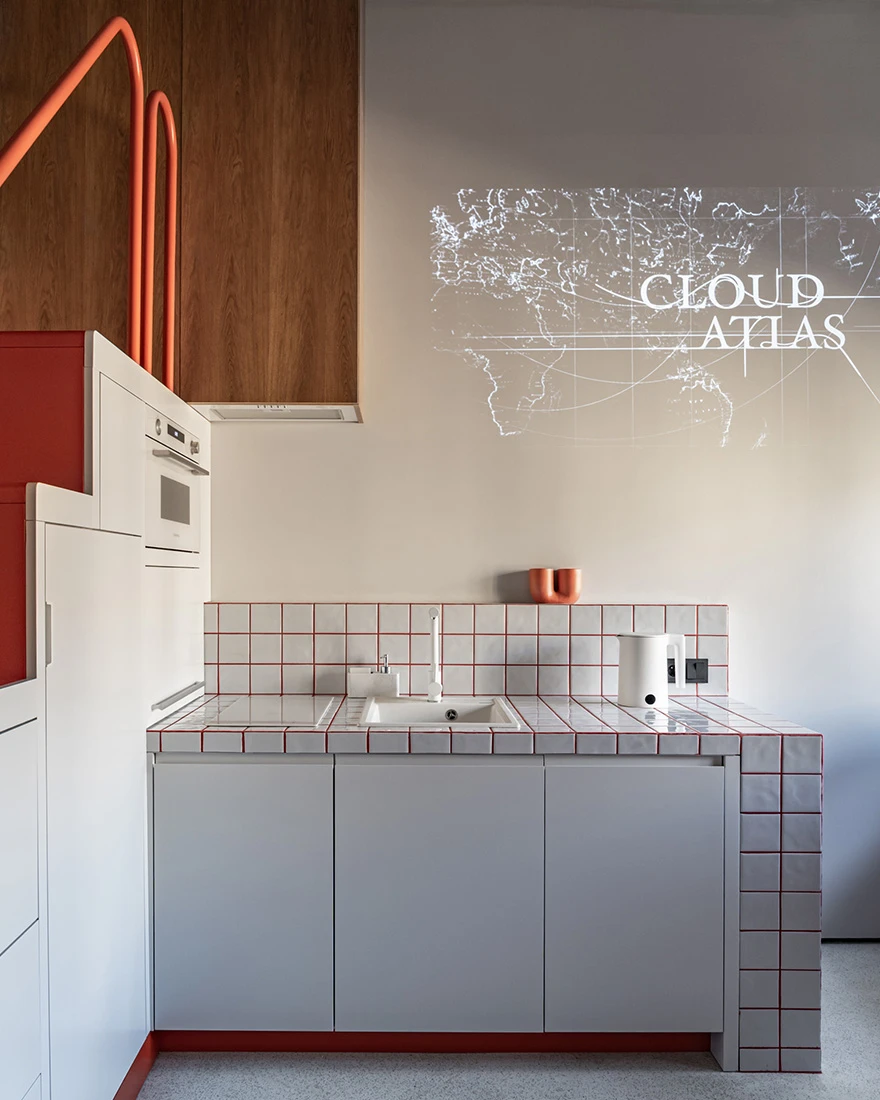 petite cuisine carrelage blanc joints couleur