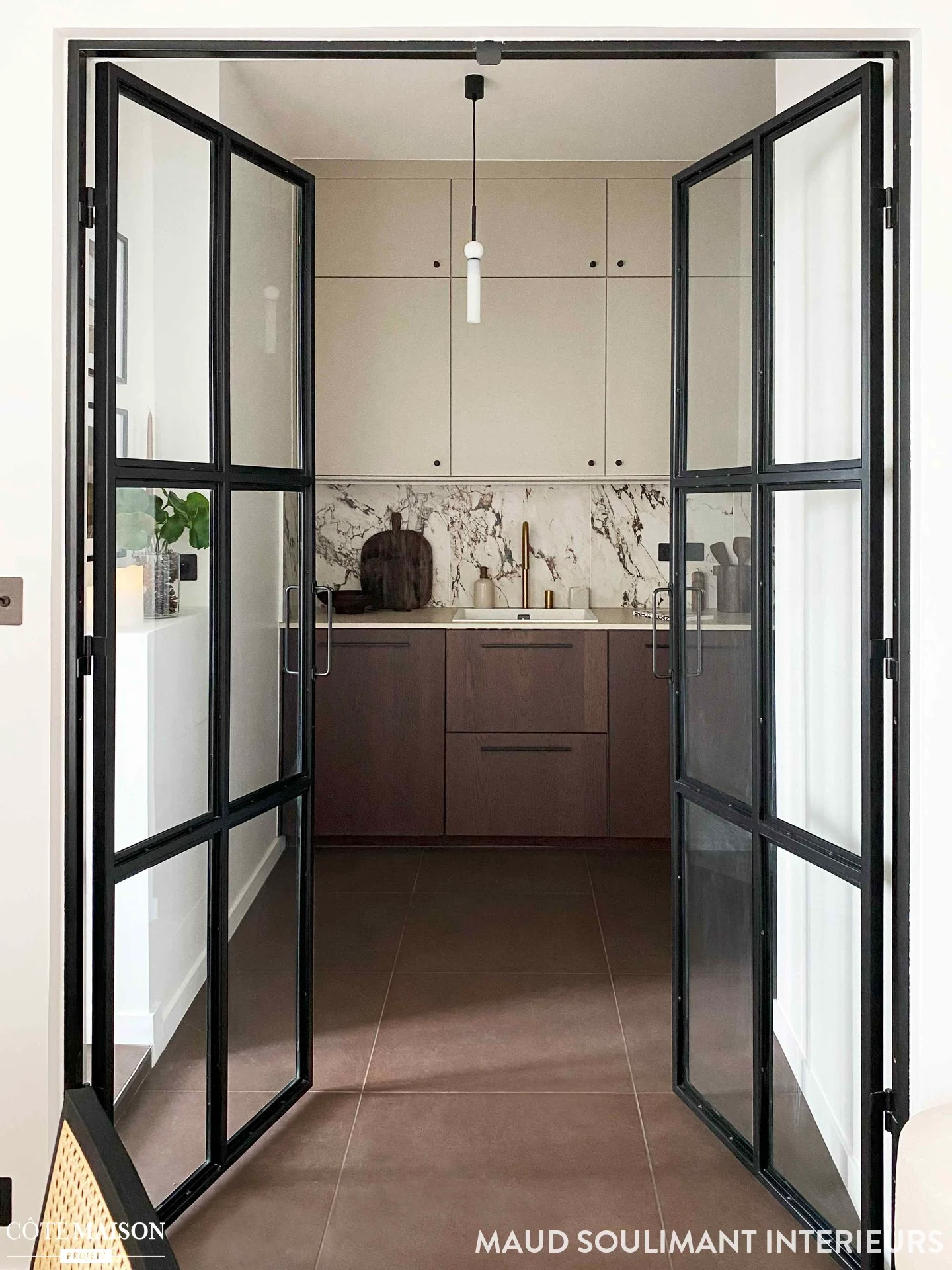 cuisine avec portes verrières appartement 55m2 Paris décoration contemporaine cuisine avec portes verrières appartement 55m2 Paris décoration contemporaine
