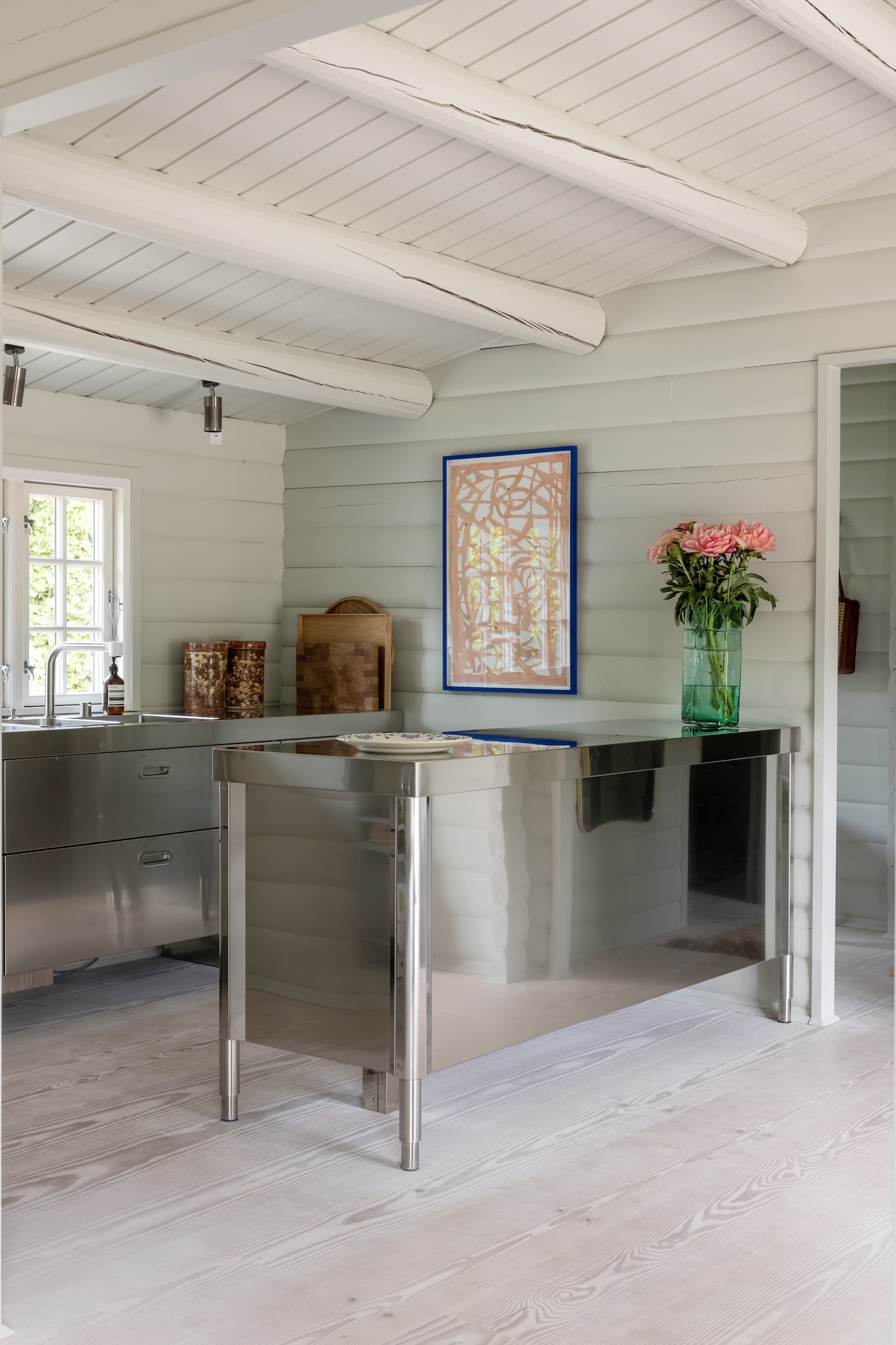 cuisine tout inox avec poutres blanches dans maison en bois danoise cuisine tout inox avec poutres blanches dans maison en bois danoise
