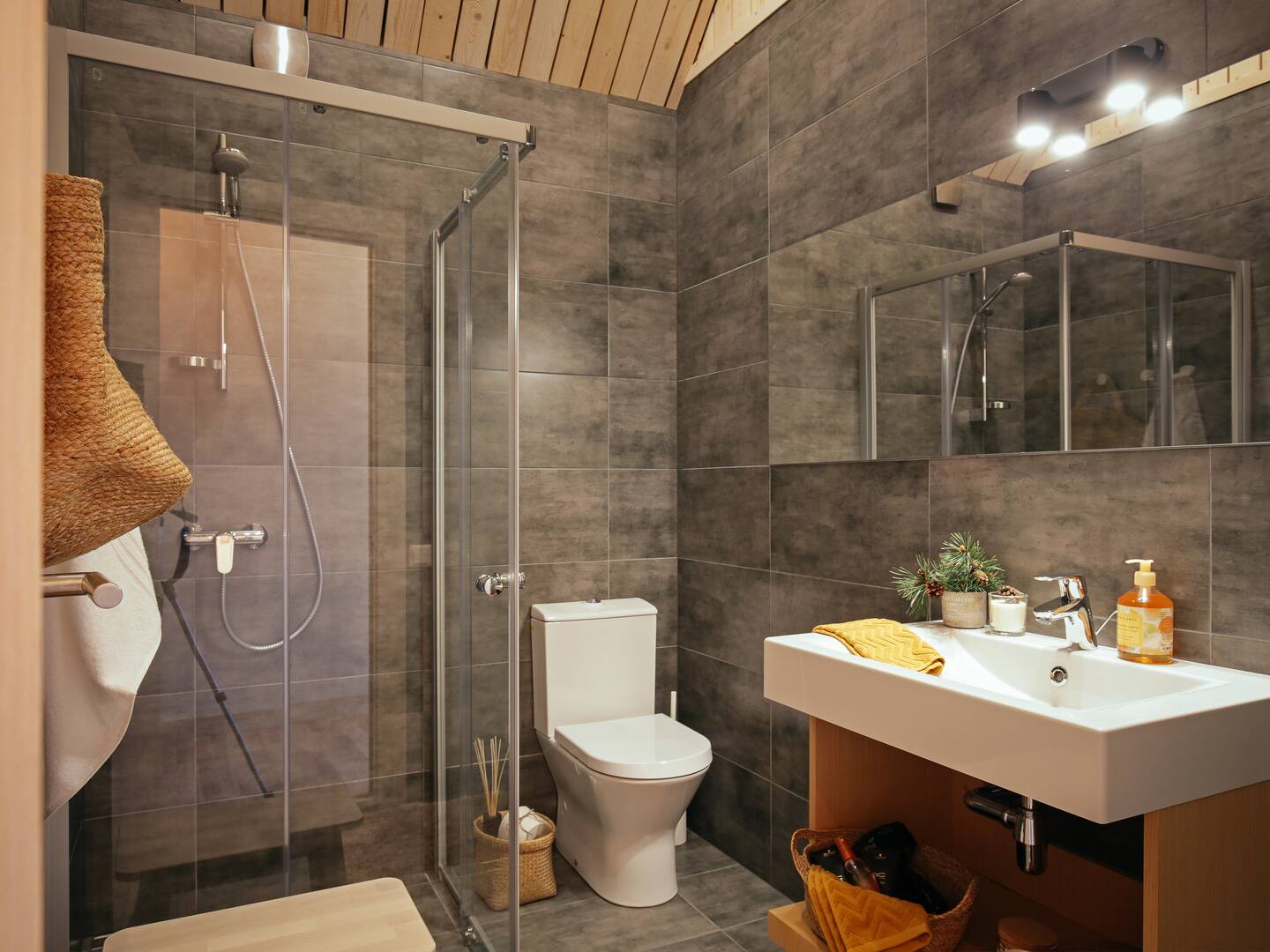 salle de bain design grise