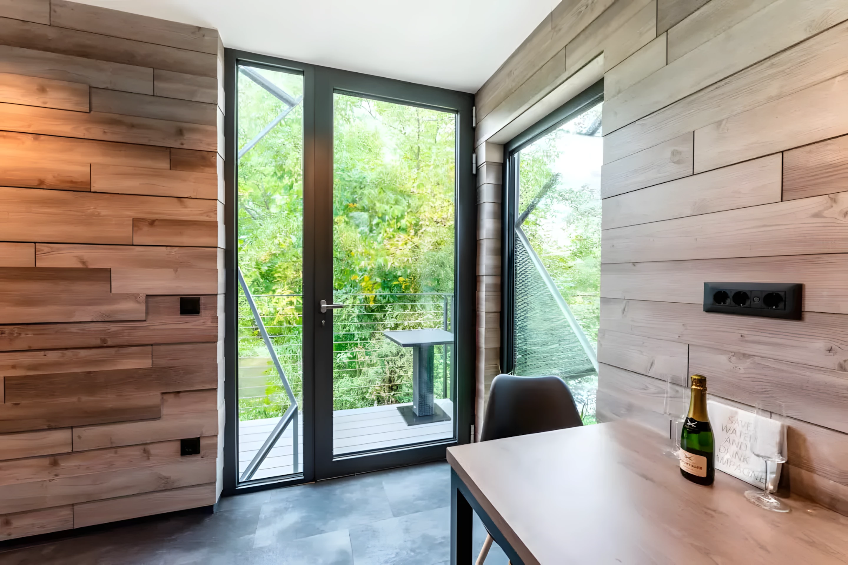 salle à manger avec baies vitrées murs bois petite maison 50m2 sur trois niveaux DQ Tower salle à manger avec baies vitrées murs bois petite maison 50m2 sur trois niveaux DQ Tower