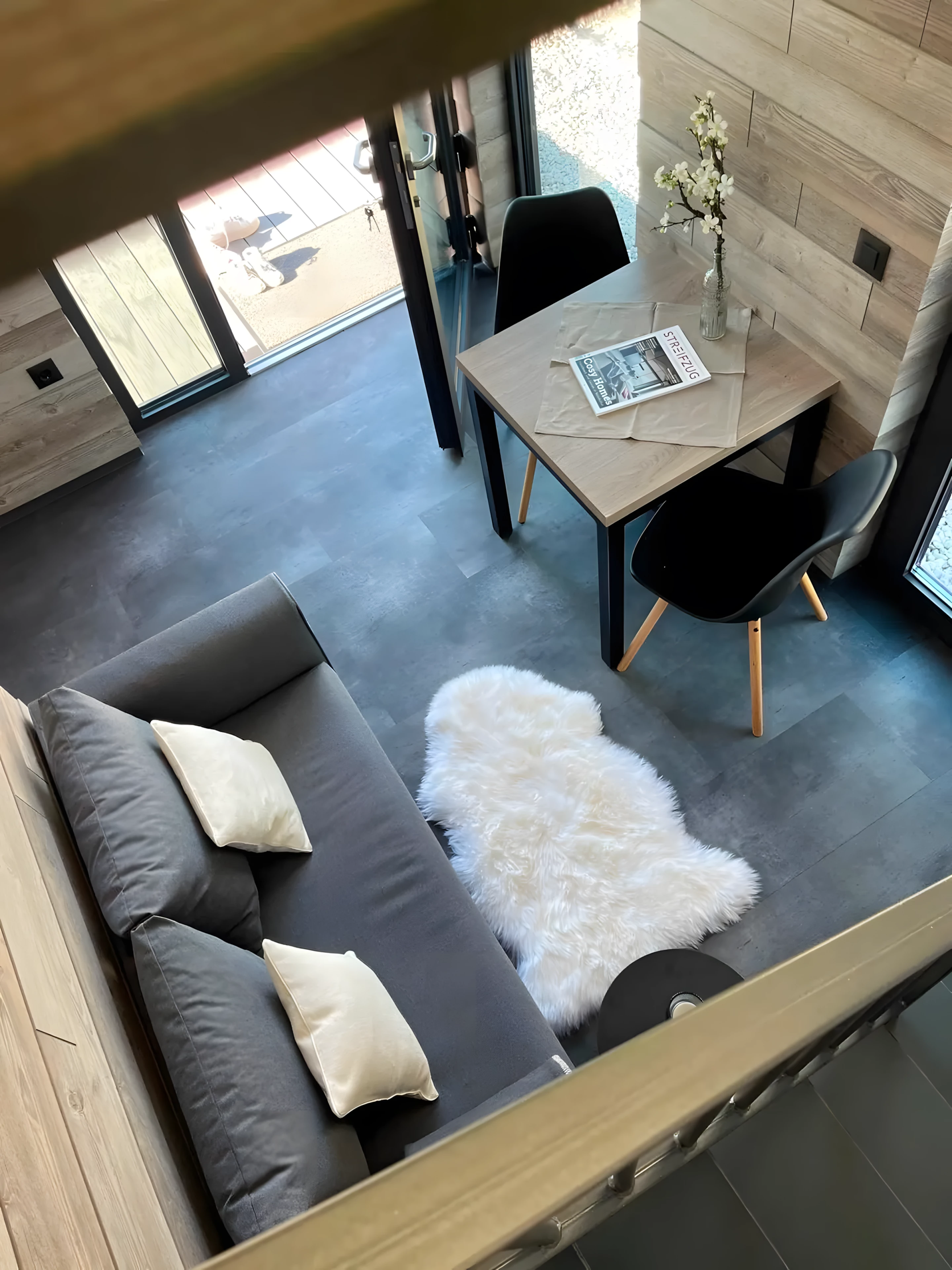 salle à manger avec baies vitrées petite maison 50m2 sur trois niveaux DQ Tower salle à manger avec baies vitrées petite maison 50m2 sur trois niveaux DQ Tower