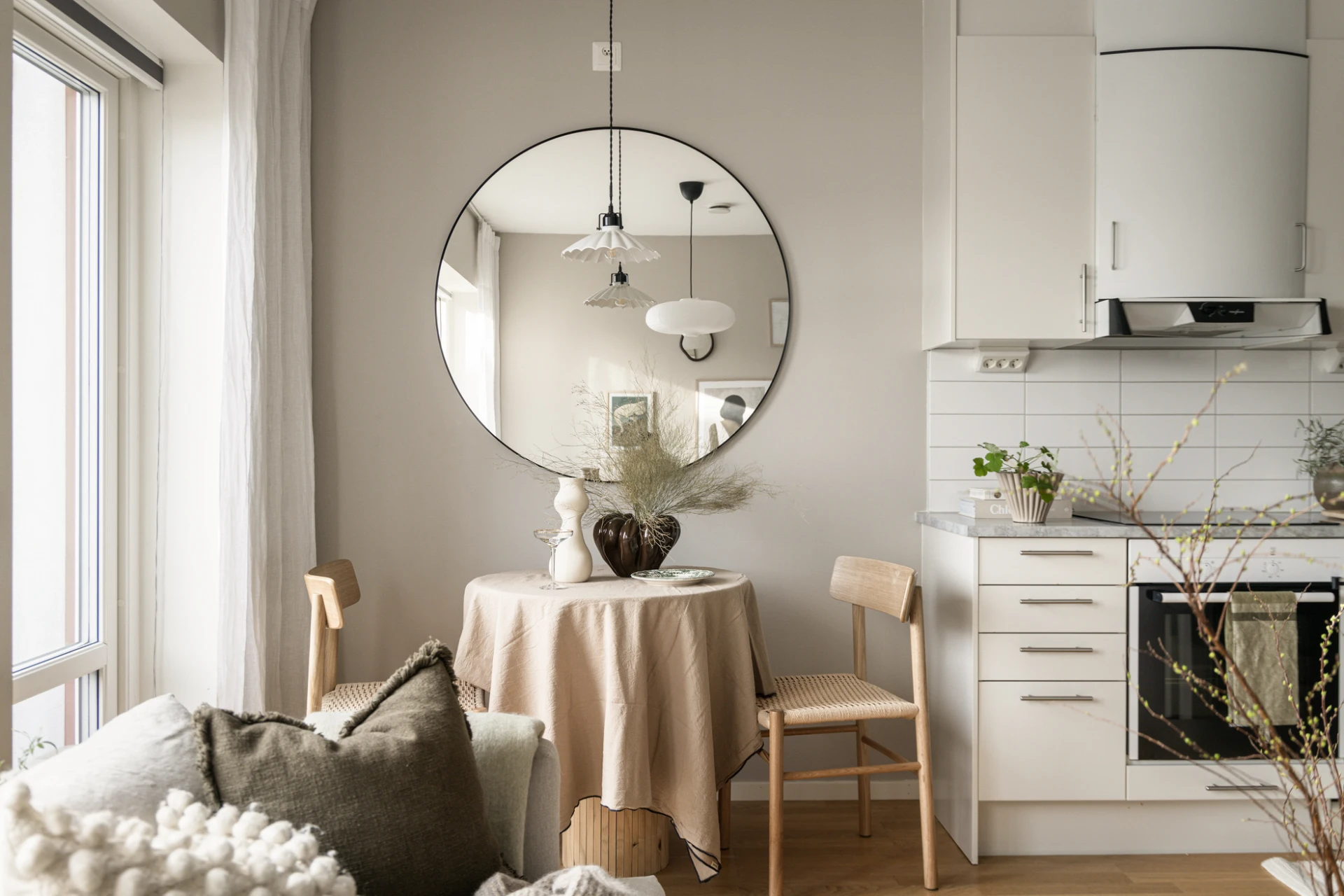 cuisine ouverte et coin repas studio 30m2 décoration contemporaine beige