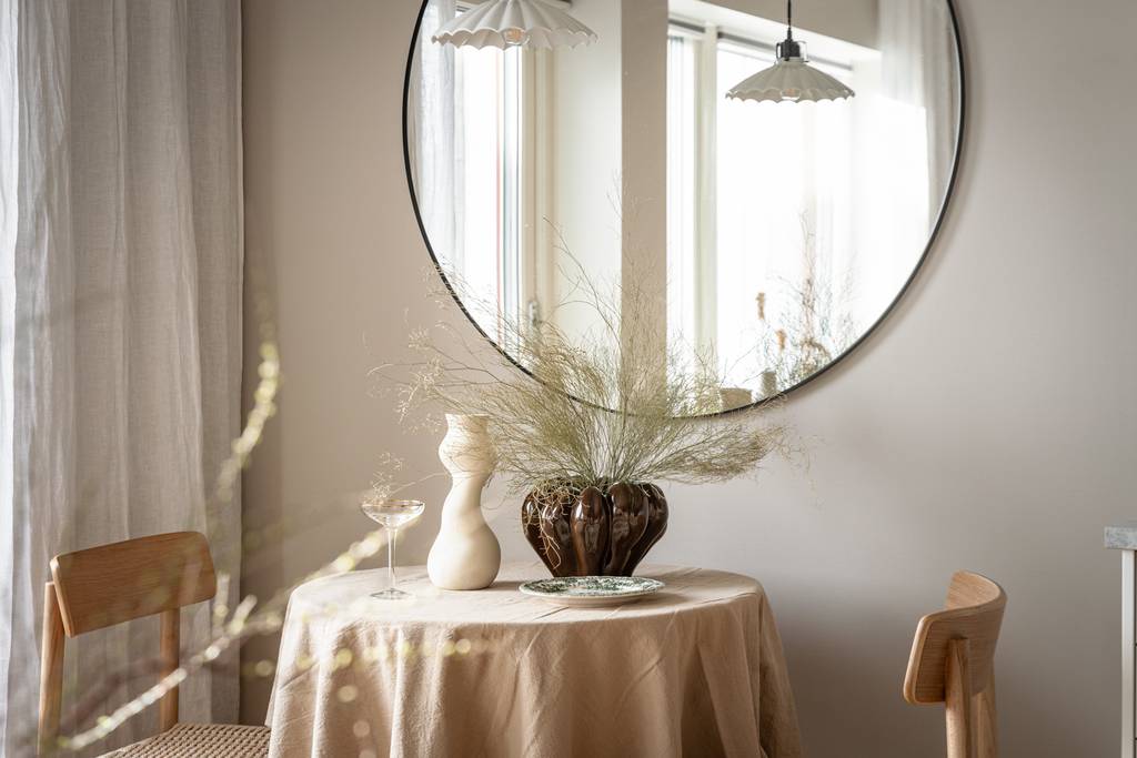 espace repas studio 30m2 avec alcôve pour le lit décoration contemporaine beige