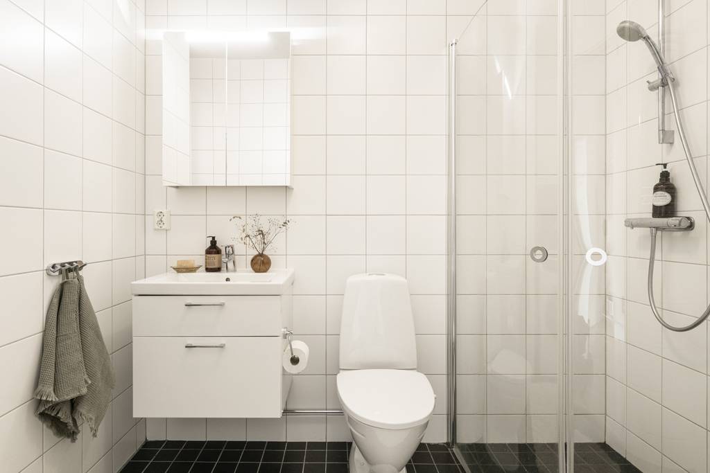 salle d'eau carrelage blanc