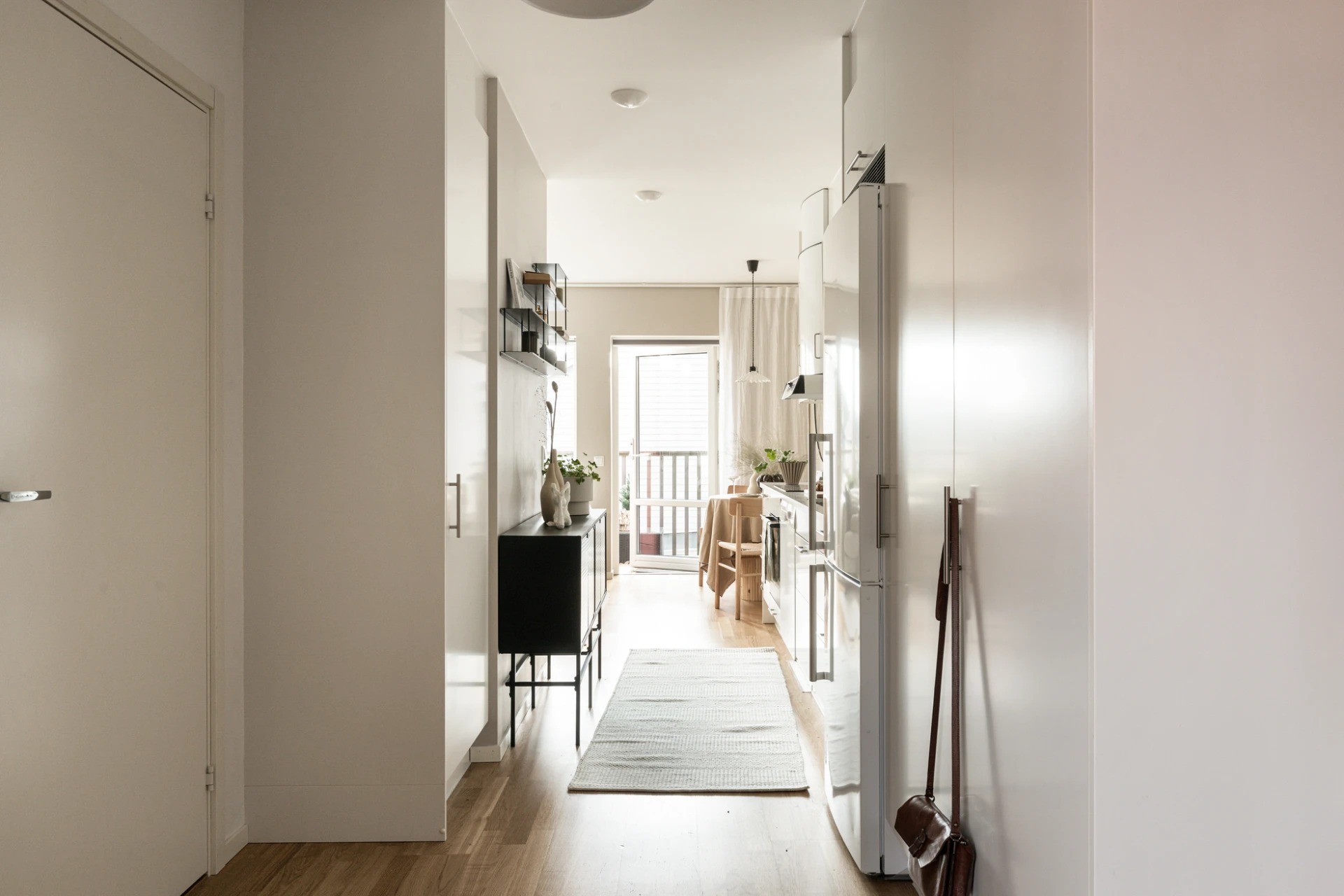 entrée studio 30m2 avec alcôve pour le lit décoration contemporaine beige