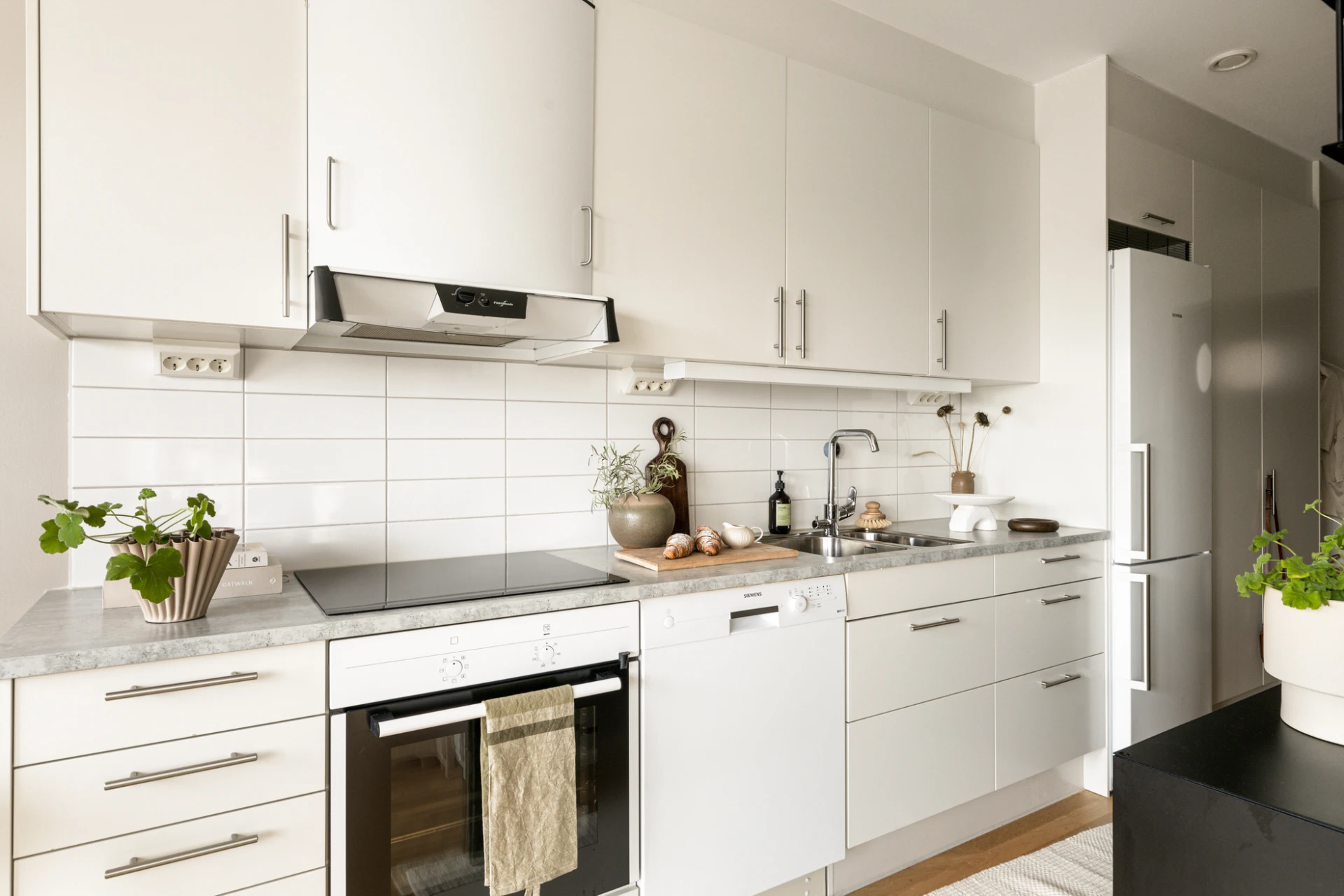 cuisine ouverte studio 30m2 avec alcôve pour le lit décoration contemporaine beige