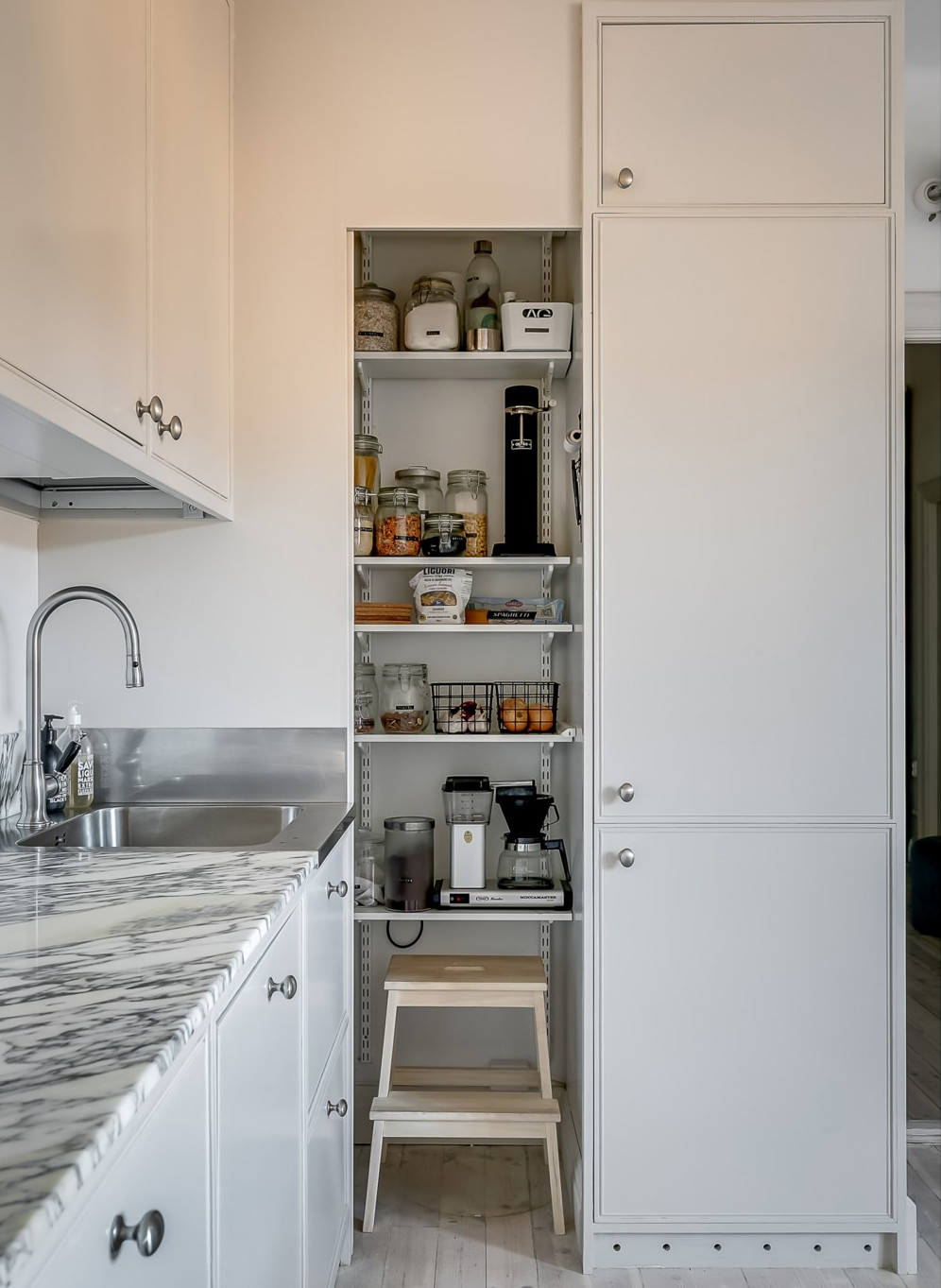 cuisine vaste studio de 54m2 optimisé grâce à une solution IKEA