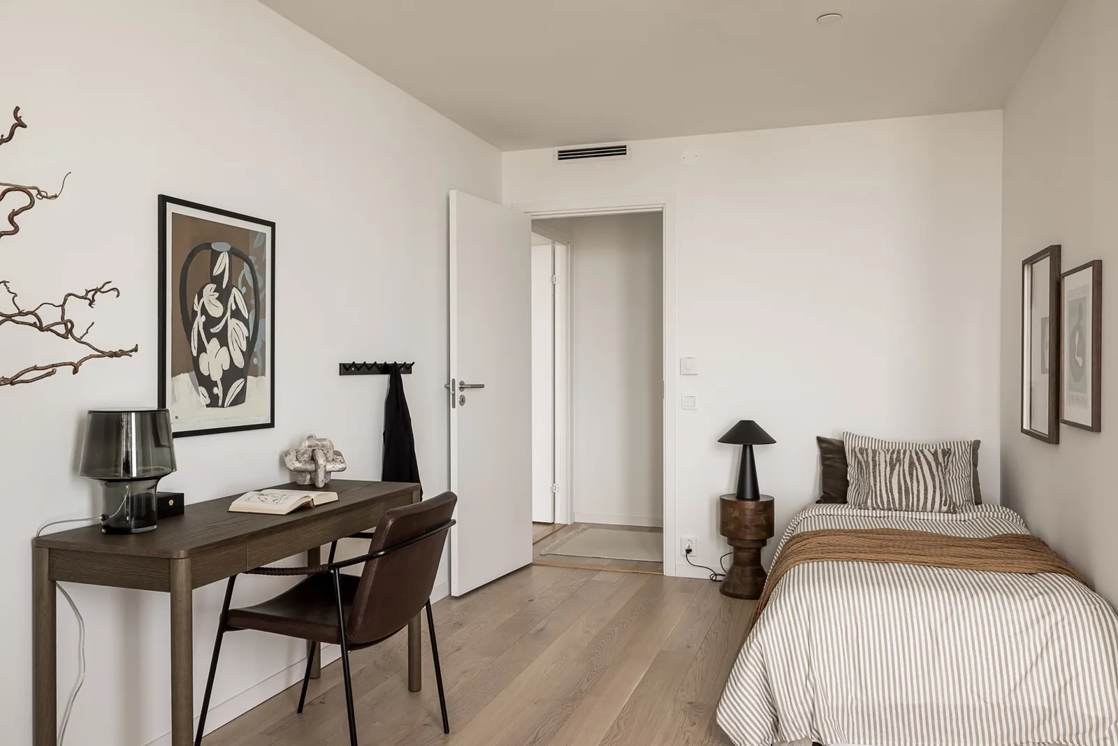 chambre moderne avec bureau