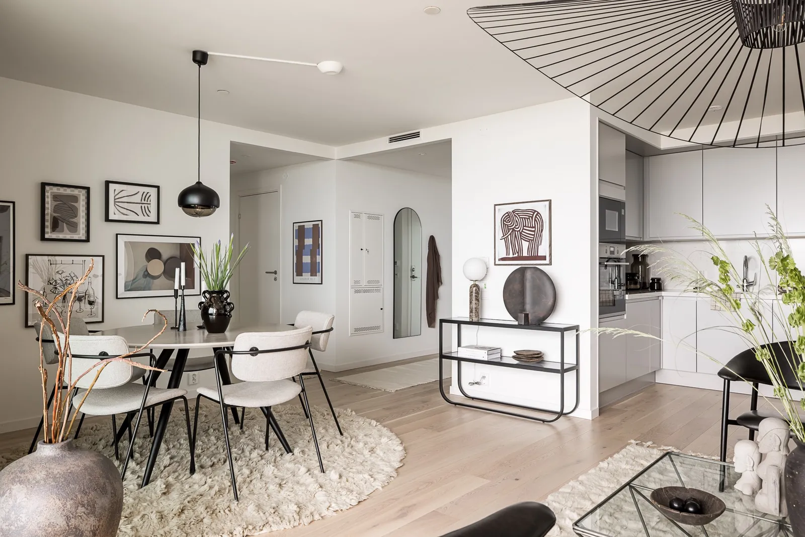 salon appartement moderne décoration contemporaine avec cuisine ouverte