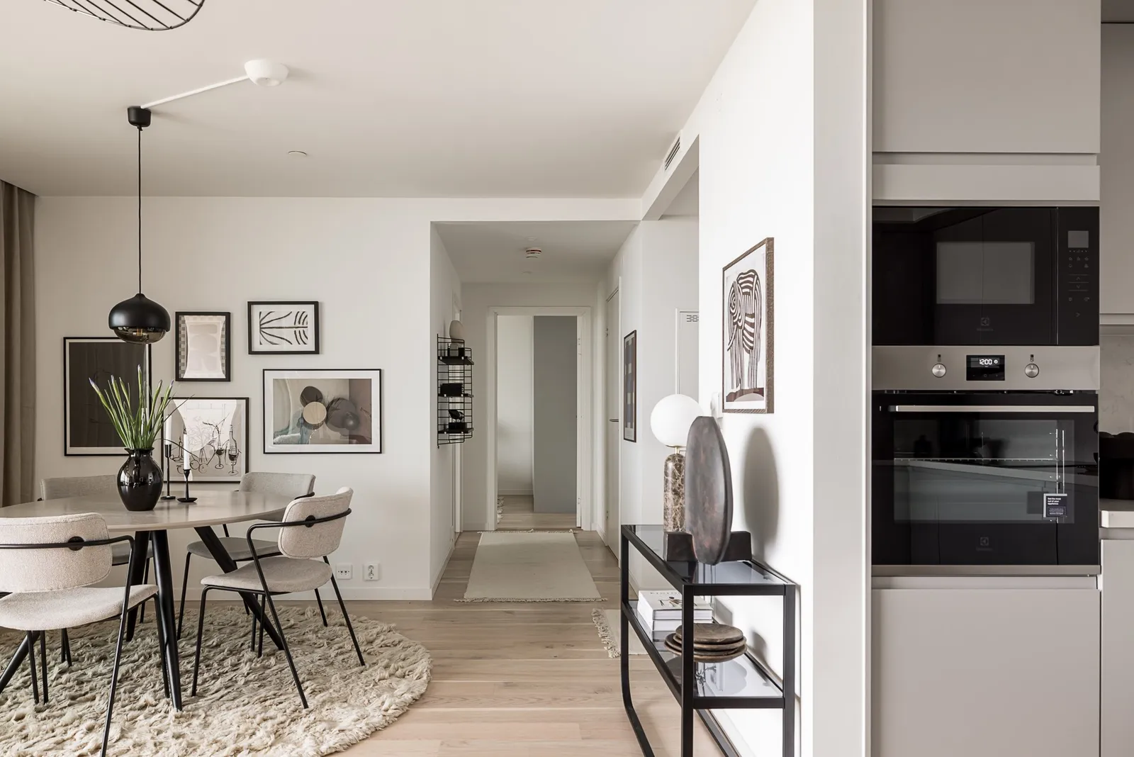 salon appartement moderne décoration contemporaine avec cuisine ouverte