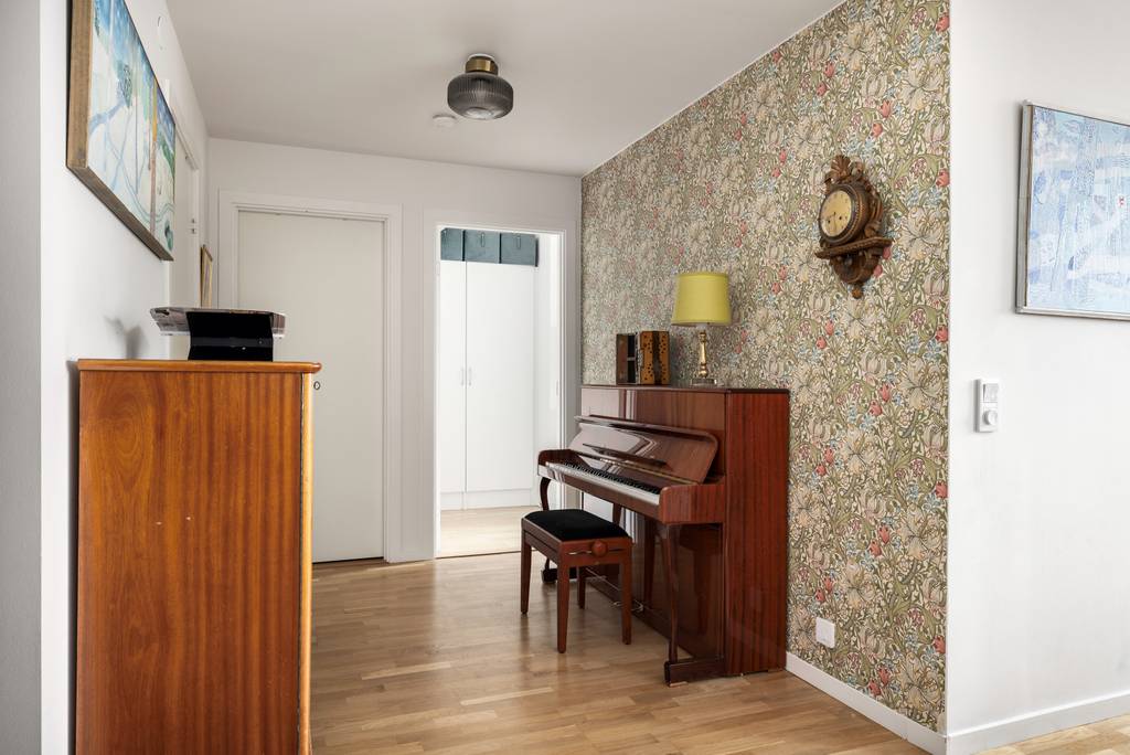 entrée avec piano et papier-peint floral entrée avec piano et papier-peint floral