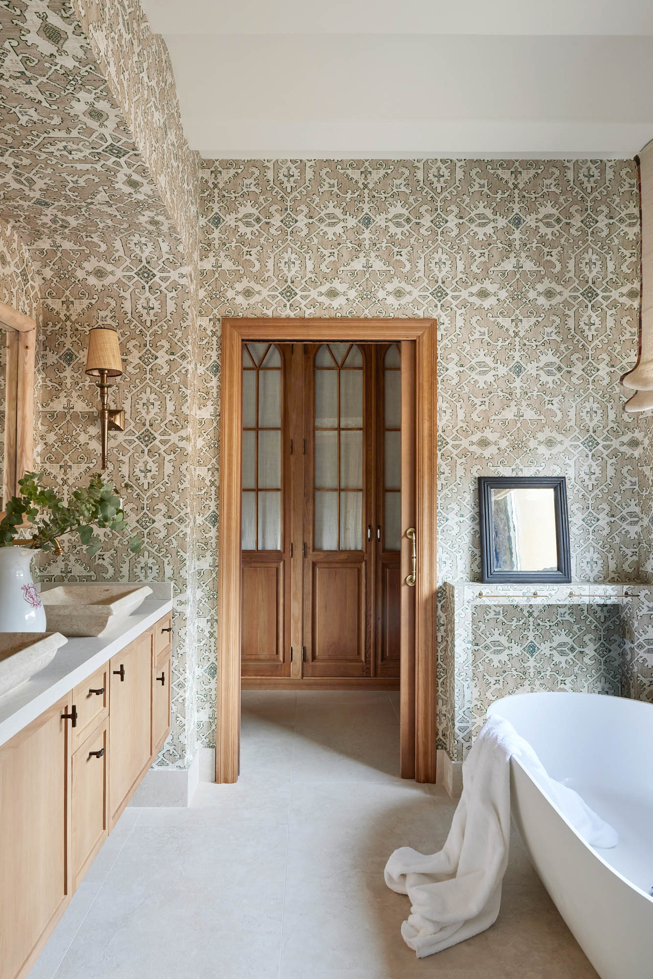 salle de bain contemporaine avec papier-peint salle de bain contemporaine avec papier-peint
