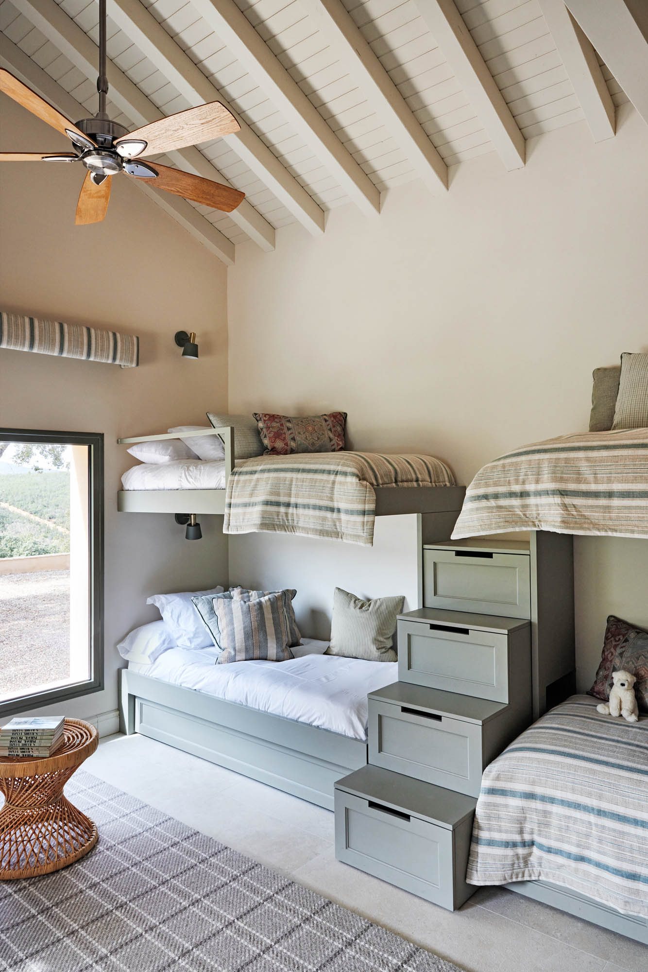 chambre enfants à quatre lits avec poutres chambre enfants à quatre lits avec poutres